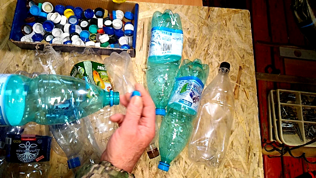Раньше, всегда выбрасывали пластиковые бутылки целиком вместе с крышками. Бомжи собирали их и продавали тем, кто продаёт растительное масло на разлив.-2
