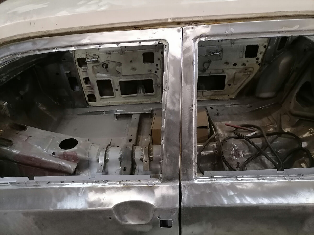 Вровень выпирает.