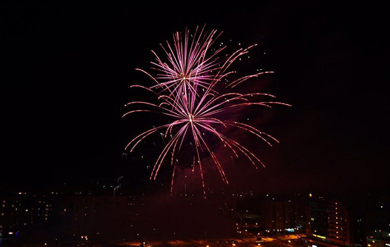 По случаю 20-летия в поселке прогремел грандиозный салют. Фото из паблика «Кольцово онлайн» во «ВКонтакте».📷
