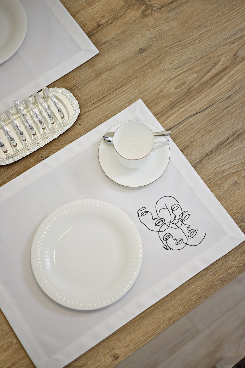 Не всегда на столе хочется буйства красок и фактур ! И даже в этом есть своя прелесть🖤🤍