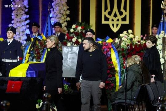    Зеленский появился на похоронах Монастырского и других жертв крушения упавшего на детский сад вертолета