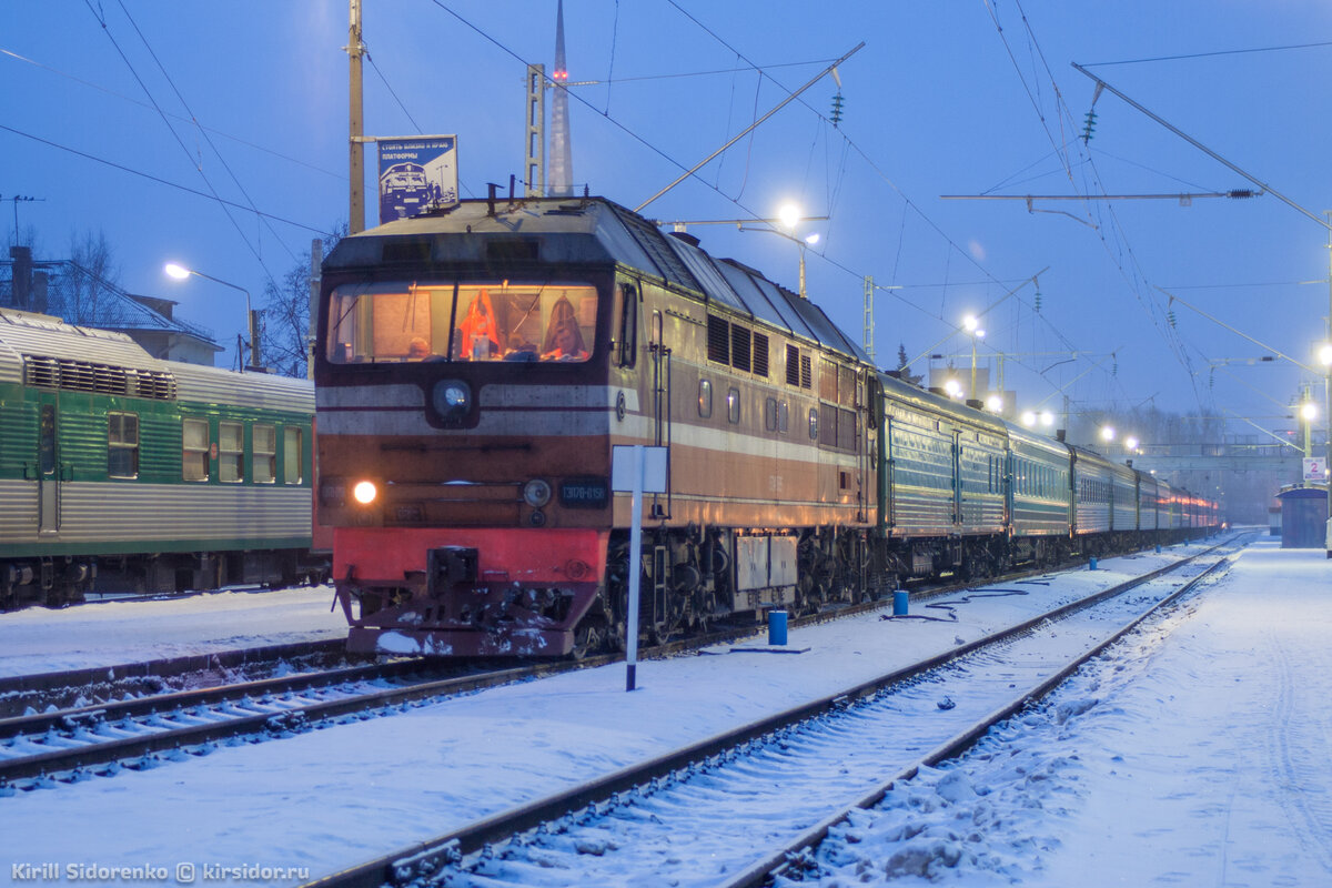 ТЭП70-158 с фирменным поездом "Карелия" прибыл на станцию Петрозаводск. Декабрь 2005 г.