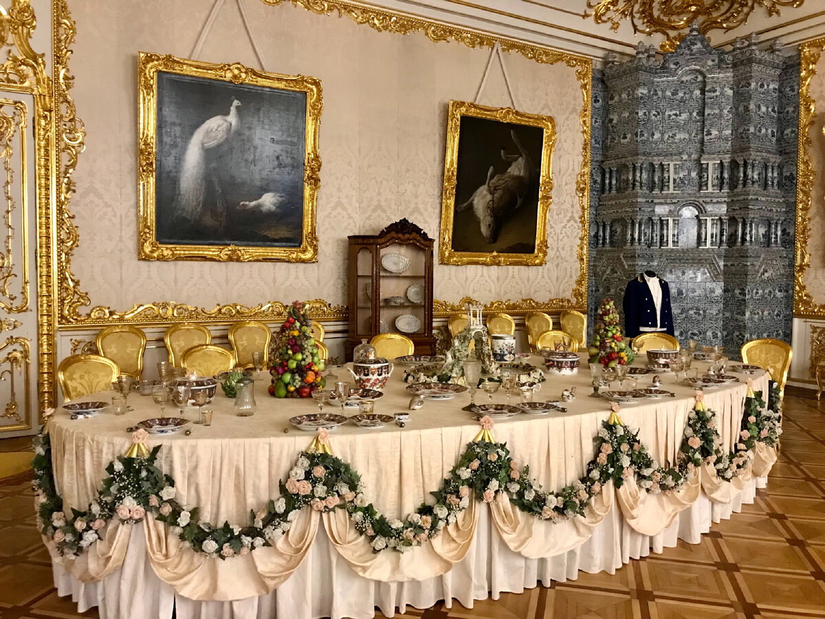 Белая парадная столовая.