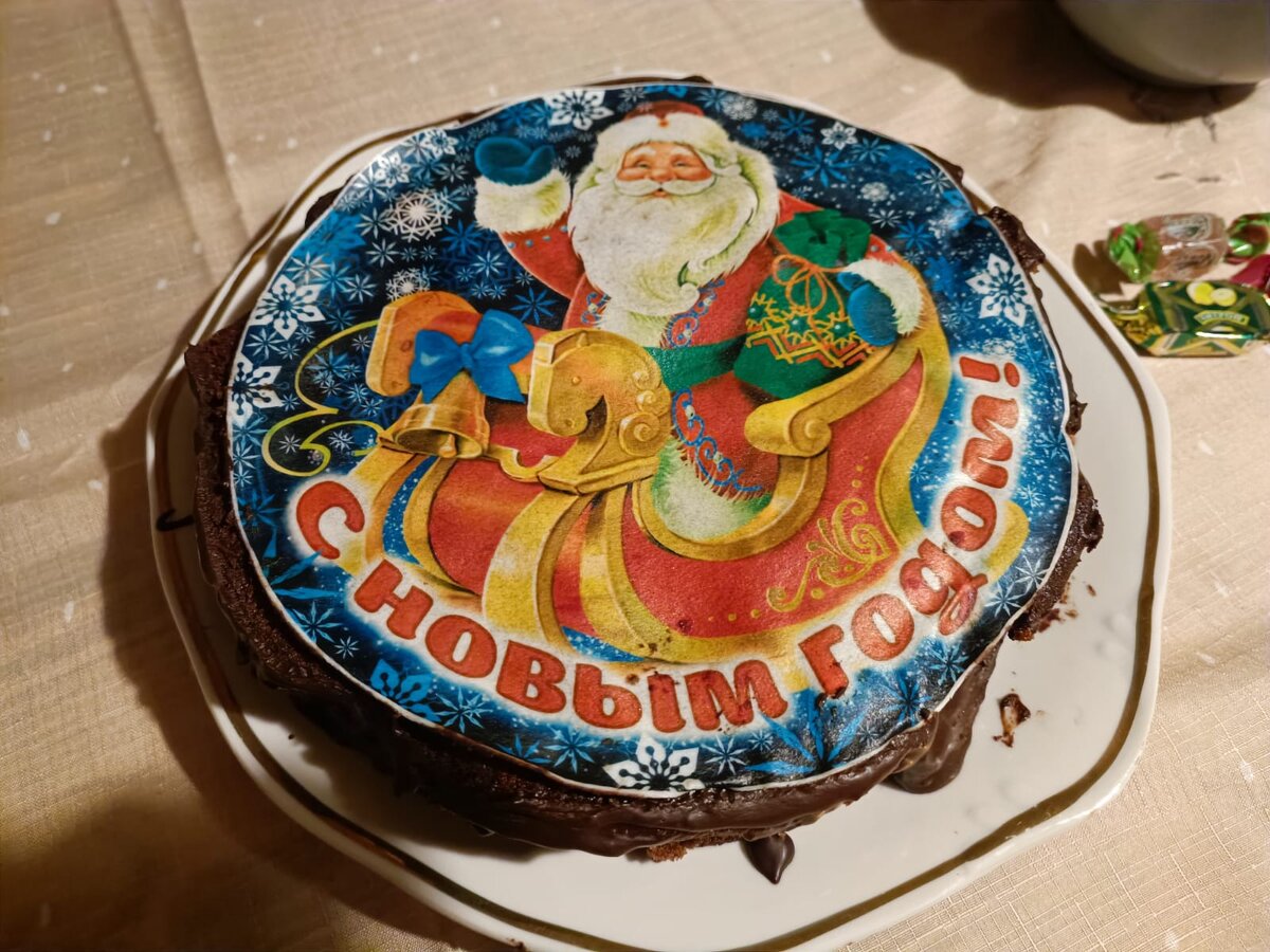 На этом торте верх из вафельного листа с печатью