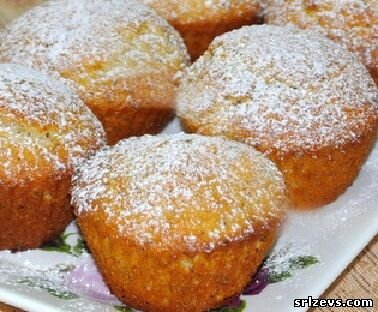 Ингредиенты для приготовления кексиков в формочке 1. Мука пшеничная 1,5 - 2 стакана

2. Яйца куриные 3-4 штуки

3. Сливочное масло 150 грамм

4. Сахар полстакана 

5. Молоко или сливки полстакана

6. Разрыхлитель 10 грамм

7. Ванильный сахар чайную ложку без верха

8. Растительное масло две соловых ложки 

Рецепт приготовления кексиков в формочке
Берем подходящую миску, слегка разогреваем сливочное масло до жидкого состояния, добавляем яйца, взбиваем до однородной массы.

Следующим шагом вливаем молоко или сливки, всыпаем сахар, ванилин , разрыхлитель, тщательно перемешиваем до однородной массы.

Всыпаем муку, перемешиваем опять до однородной массы, без комочков, консистенция должна быть как густая сметана. 

Смазываем формочки растительным маслом, если они у вас силиконовые то смазывать не надо.

Разогреваем духовку до 180-200 градусов, после чего отправляем наши кексики готовиться буквально на двадцать минут.

Достаём кексики из духовки, даем остынуть, после чего подаем на стол, можно смазать их сверху шоколадной глазурью или вареньем, можно чайной ложкой сделать небольшое отверстие в которое поместить сладкий творог, джем, а можно просто посыпать сахарной пудрой. https://www.srlzevs.net/board/deserty/recept_keksikov_v_formochke/5-1-0-246