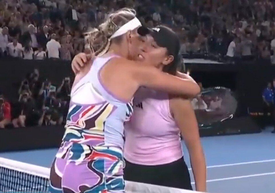     После матча Виктория и Джессика обнялись. Фото: кадр видео