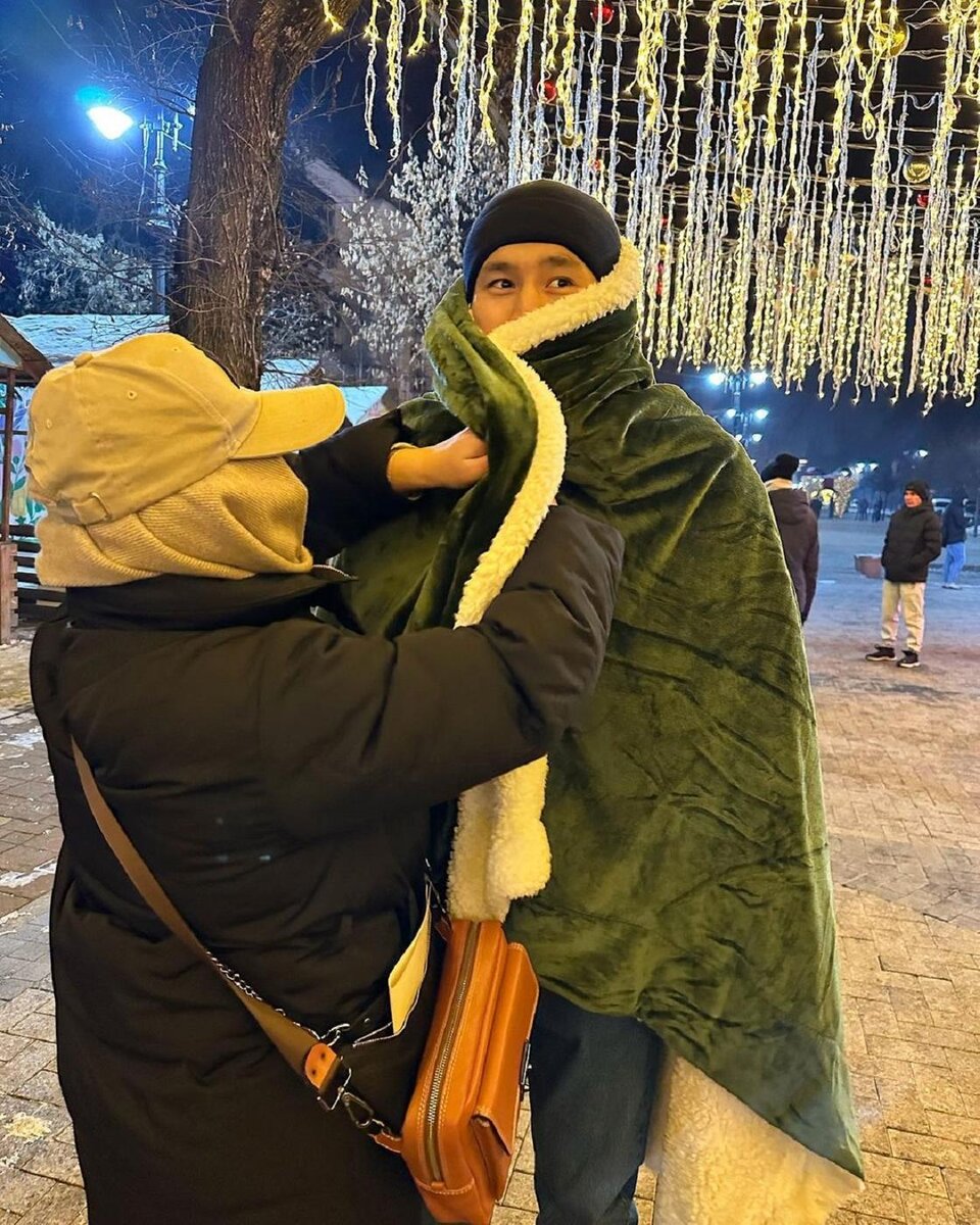    Еркебулан Токтар с незнакомкой:instagram.com/erkebulan_toktar