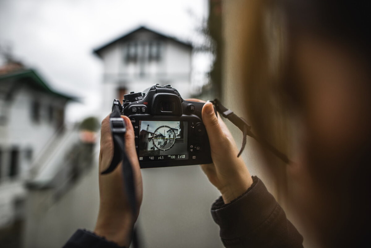 Focus photos. Фотограф фотографирует. Фотоаппарат фотографирует. Фотографирование квартиры. Фотоаппарат город.