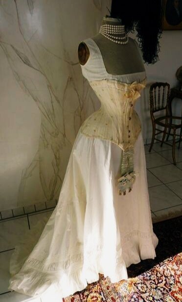 Ещё и подвязки, которые крепятся к корсету🤯 (фото из открытых источников)