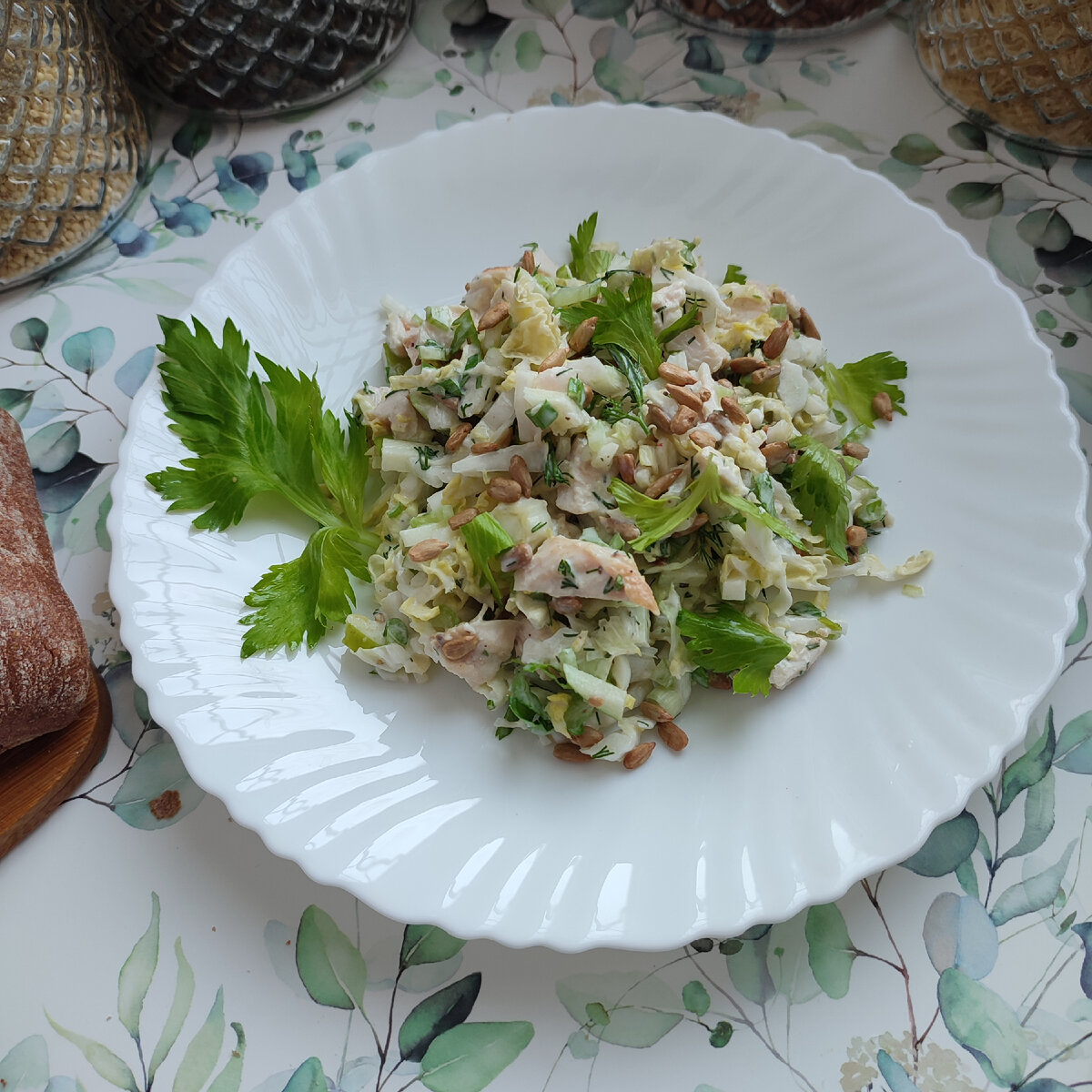 Салат из пекинской капусты, с курицей, сельдереем и подсолнечными  семечками. | Мария Сурова - рецепты и советы | Дзен