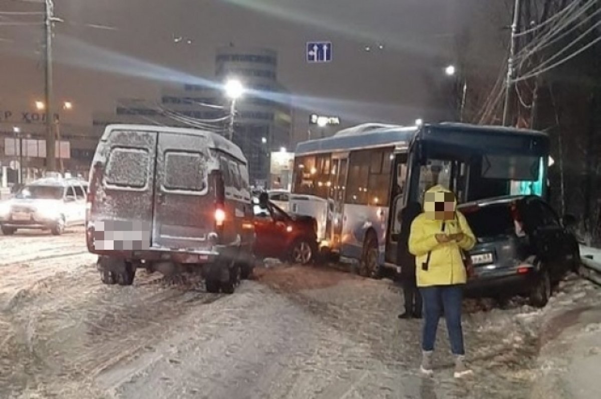 Водитель автобуса не справился с управлением. Пассажирский автобус. Фото аварий автомобилей.