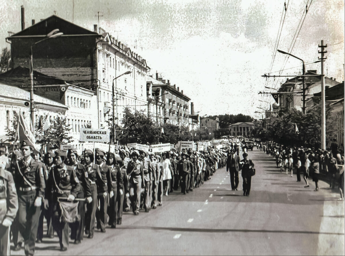 Июль 1979 г. Парад в Туле. На переднем плане юнармейцы Косогорской средней школы № 2. Фото из коллекции Ларисы Нефёдовой. 