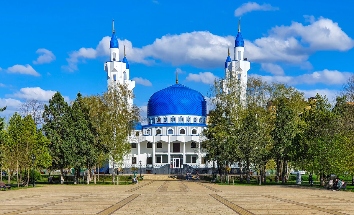 Майкоп достопримечательности. Соборная мечеть Майкопа. Майкоп достопримечательности города. Майкоп достопримечательности фото.