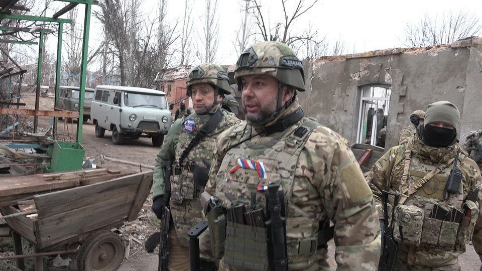     Денис Пушилин (в центре) лично убедился в степени разрушения предприятия и города. Фото: АГ ДНР