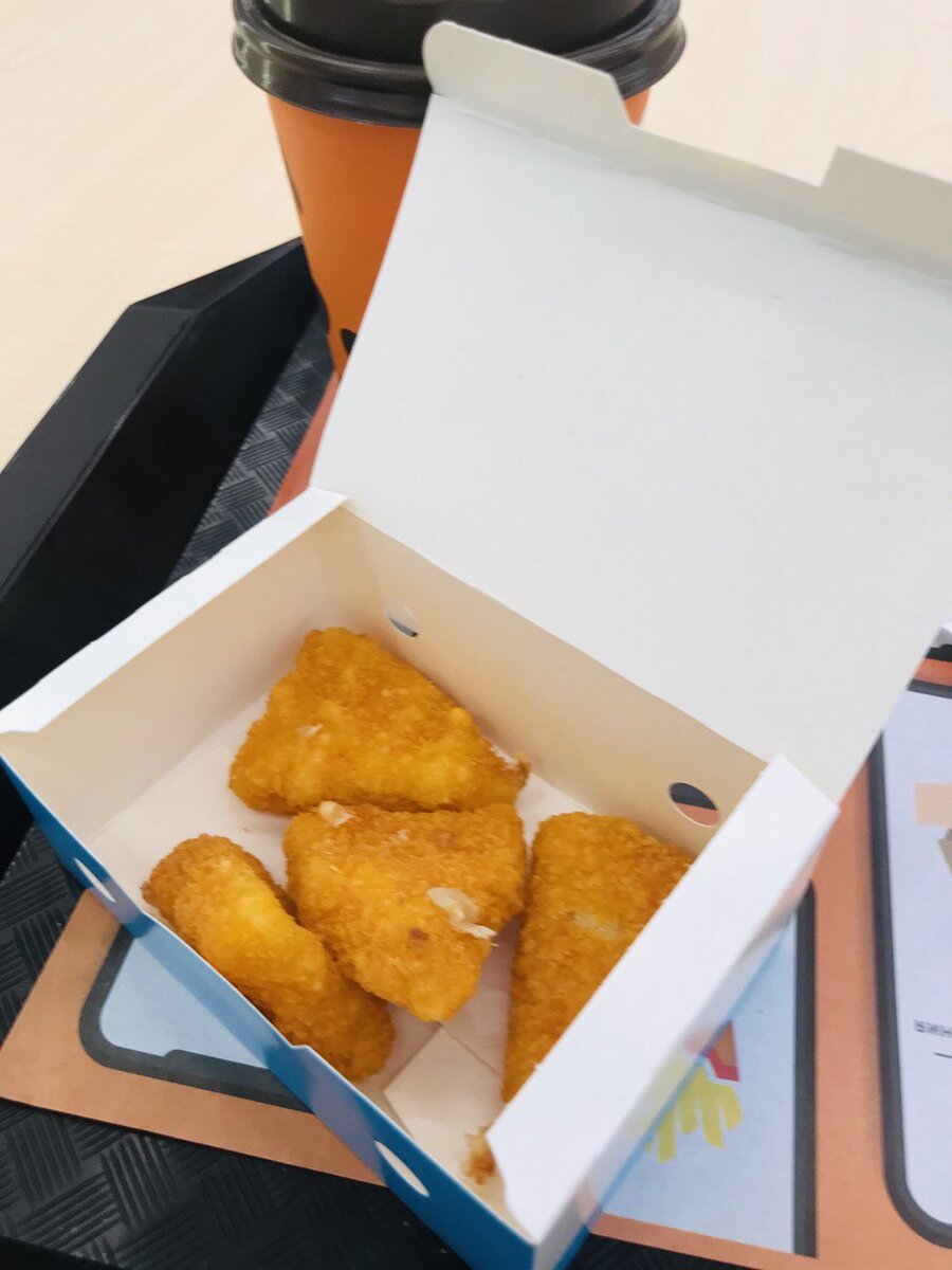 Кофе с сырными треугольничками, кстати очень вкусно