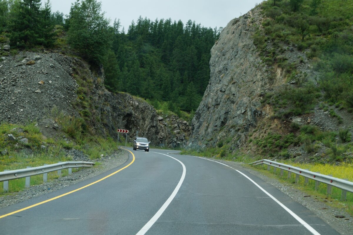 Дорога в скалах
