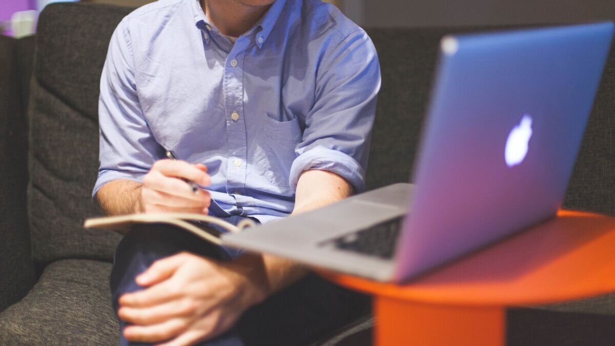    Мужчина с ноутбуком© Pixabay / StartupStockPhotos