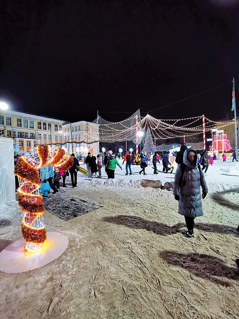 Общий вид на стадион, сразу за аркой. Слева - палатки с прокатом коньков.