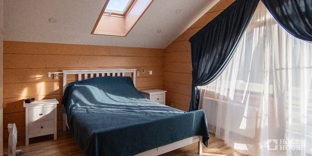 Мансардное окно в спальне дома из клееного бруса по проекту "Валенсия"