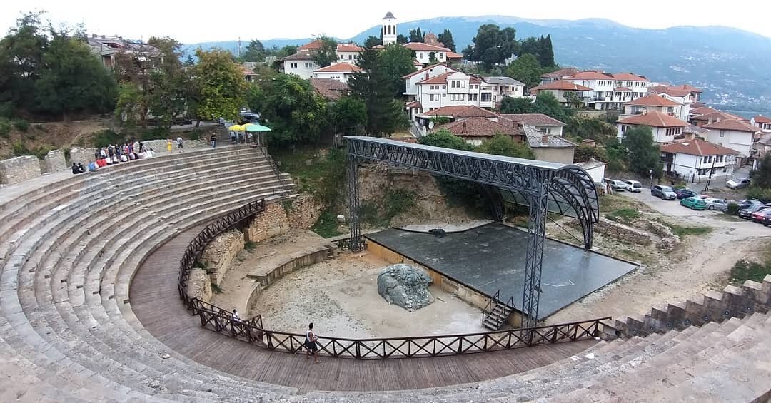 фото взято:https://allmk.info/dostoprimechatelnosti/antichnyj-amfiteatr-ohrida/