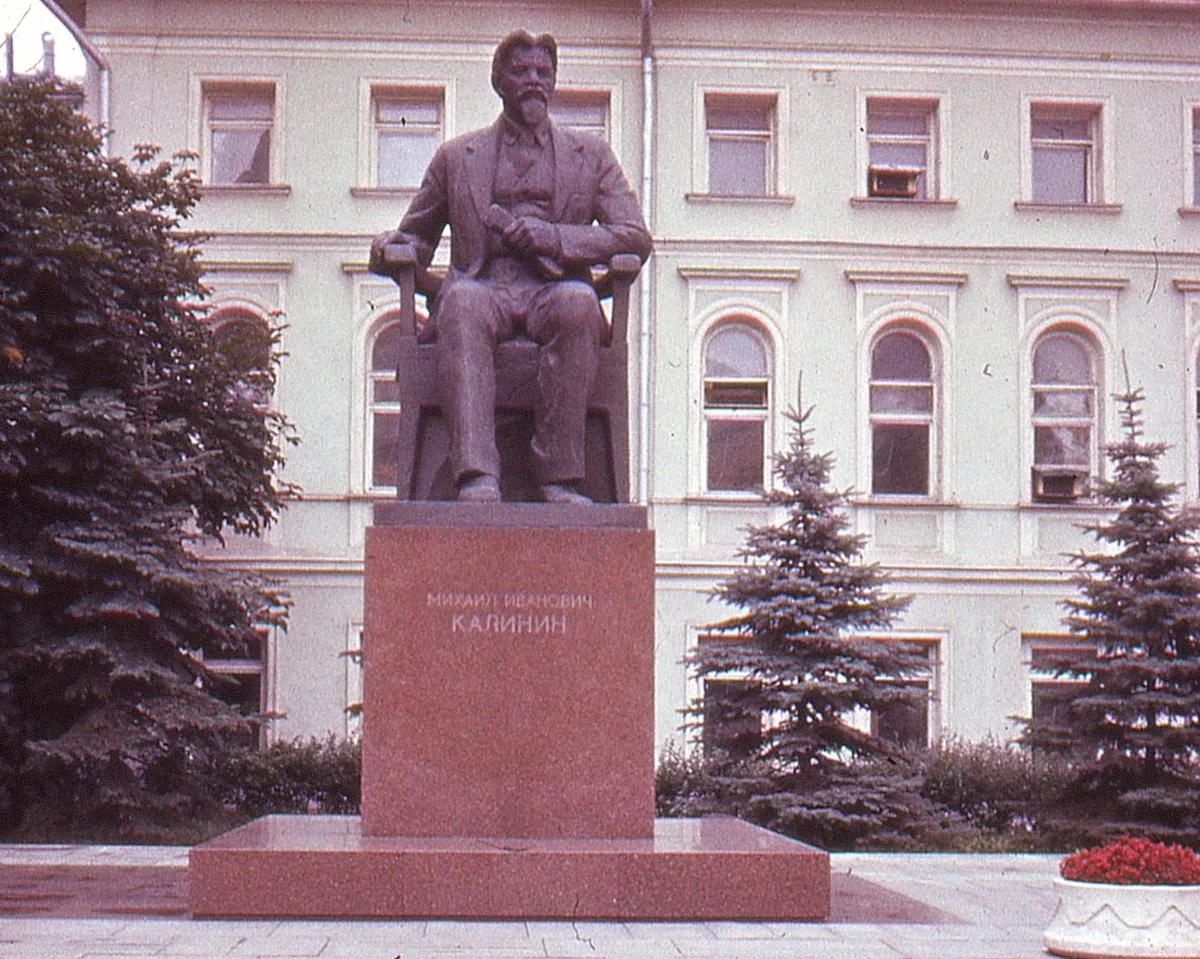 Памятник ушедшей эпохи. Памятник ушедшим на фронт в Уфе. Коммунистические памятники. Никогда больше памятник.