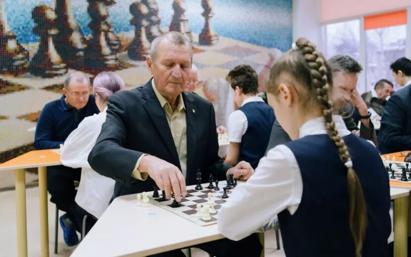    Ветераны шахмат сыграли против школьников в Ижевске. Фото: Маша Бакланова