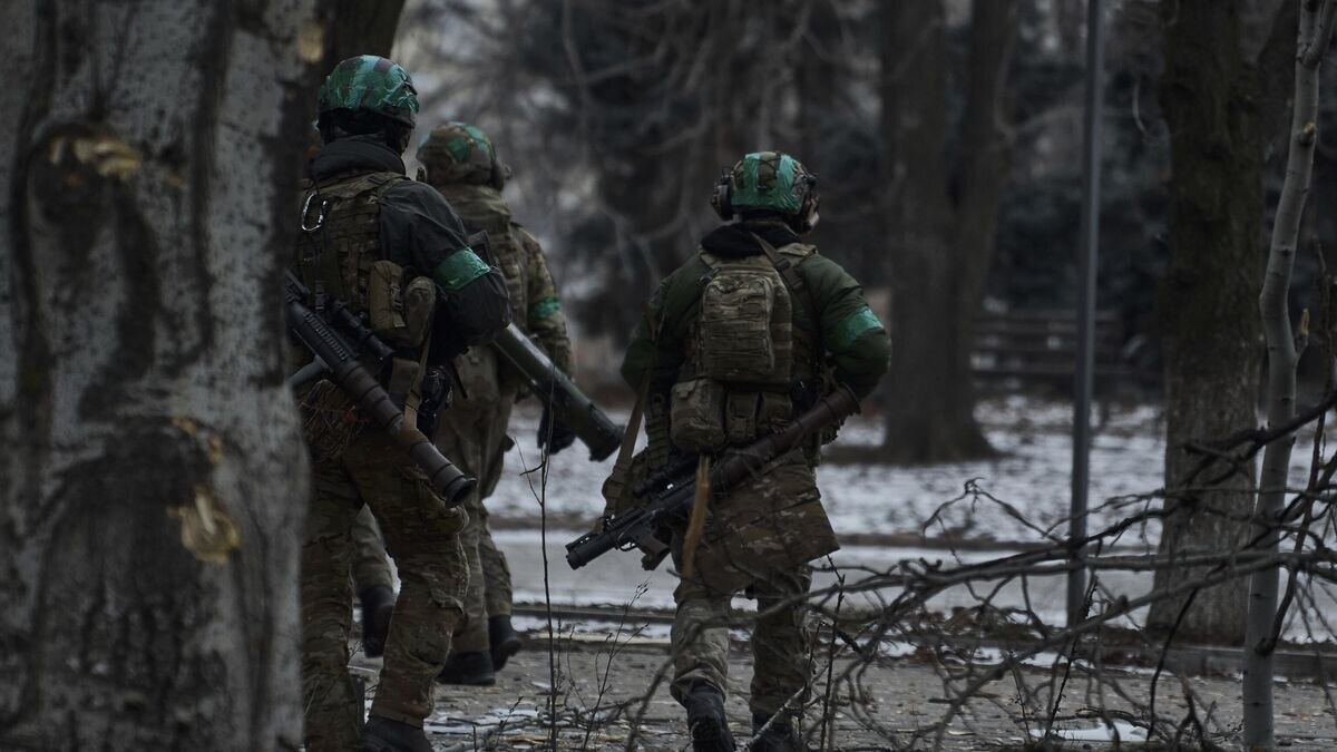    Украинские военные в Артемовске© AP Photo / LIBKOS