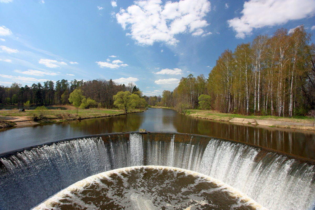 Водосброс на реке Лама