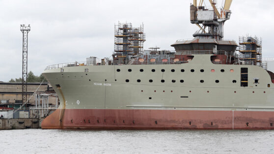    В Санкт-Петербурге торжественно подняли флаг на новом рыболовном траулере Даниил Шалонников