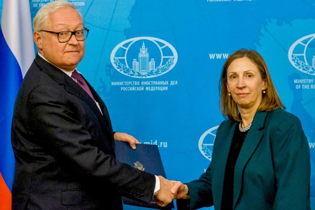 С возращенной в РФ, на сей раз в качестве посла, американской разведчицей Линн Трейси