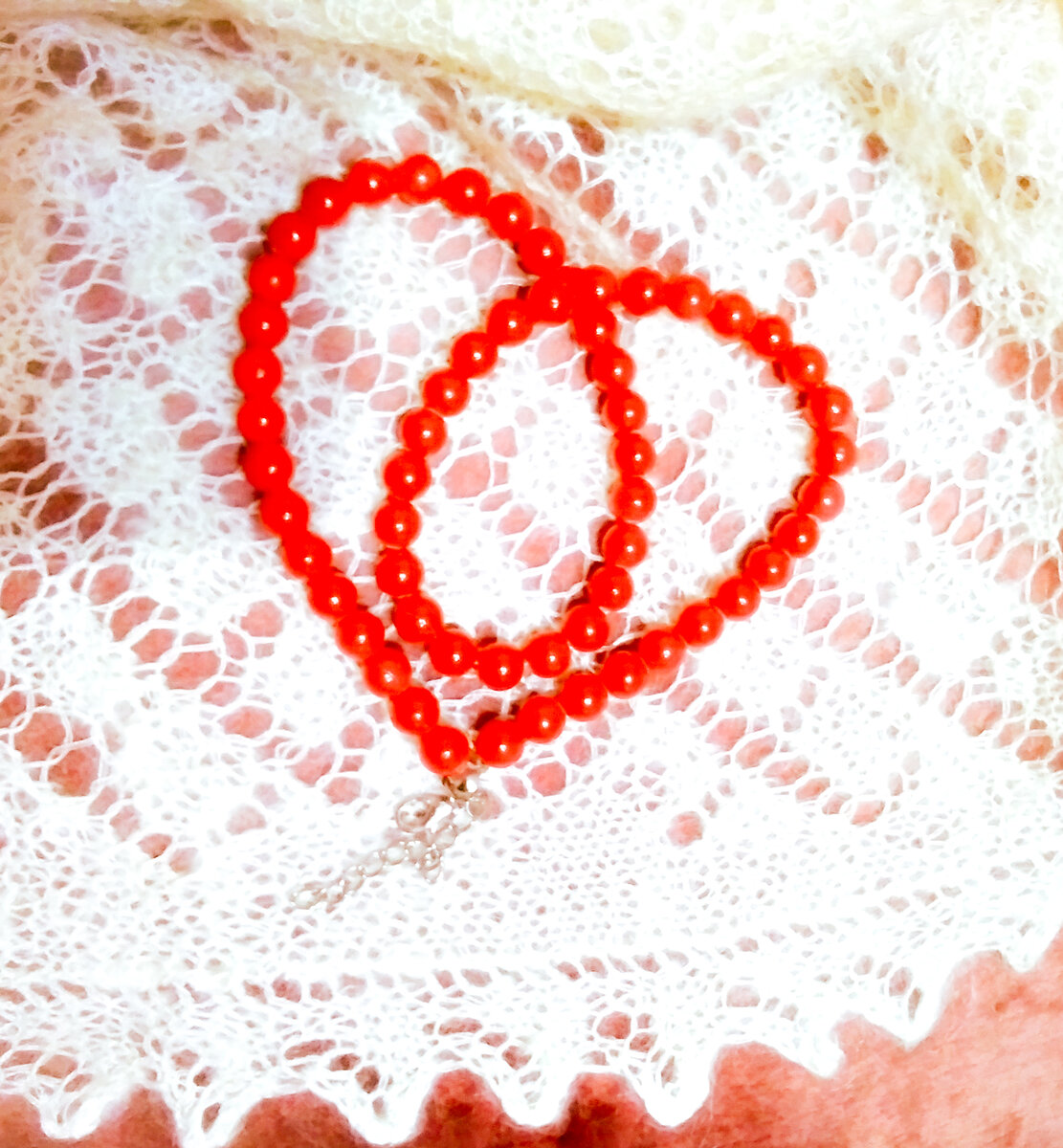 


Рассказ о приключениях московского купца, путешествующего в девятнадцатом веке от Оренбургского края до Парижа.




Рассказ посвящается искусным уральским мастерицам, создающим удивительные оренбургские платки и паутинки.

* * *



Когда-то давным-давно, аж в позапрошлом веке, жила в одной деревеньке молоденькая девушка по имени Маша. Работала она в поле от зари до зари, а как выдастся свободная минутка, занималась рукоделием, и создавала пуховые платки и паутинки необыкновенной красоты. Были они теплыми и красивыми, но в этих краях многие умели создавать такие замечательные вещи, поэтому ничем особенным её изделия от других не отличались. В её деревне добрая половина барышень могла вязать такие чудеса.

Шёл Маше уже восемнадцатый год, и, как и другим её подругам, хотелось ей встретить прекрасного юношу, полюбить его крепко-крепко, и чтобы он полюбил её так же сильно, позвал потом замуж, и увез куда-нибудь далеко-далеко отсюда, – в большой город… Хотелось родить потом деток – мальчика и девочку, и чтобы жили они одной дружной семьей, никогда не ссорились и не расставались. Но время шло, а прекрасный юноша все не появлялся. Почти каждый молодец из её села пытался ухаживать за ней, и замуж звали Машу не раз, но она всем отказывала, чем вызывала большое неудовольствие маменьки с папенькой, которые только и мечтали о том, как они будут нянчить своих внуков. А ей так хотелось чего-то особенного, какой-то любви необыкновенной, чтобы не так, как у всех.

И вот как-то по весне заехал в их деревню проезжий купец, ночку решил переночевать, грозу переждать, а с утра снова двинуться в путь по делам своим купеческим. Был он молод, собой хорош, и не без царя в голове, поскольку богатство своим умом заработал, а не по наследству получил от богатеньких папы и мамы, как многие его товарищи. Был он роду простого, кичиться своим происхождением не мог, поэтому и был порядочен и честен, чем уже успел снискать уважение других, хотя было ему от роду двадцать шесть годков всего.

И вот, разместившись на ночлег в одном доме, поужинав, отдохнув немного, решил купец прогуляться по деревне, тем более что делать более было нечего, а весенний вечер был очень уж хорош. Где-то очень далеко сверкали молнии, бушевала гроза, но здесь, в этой деревушке, было тихо и спокойно. Ни единого дуновения ветерка, как всегда бывает перед грозой, тишина, пряный воздух пьянил, и от него кружилась голова. Неторопливым шагом Иван, – так звали юношу, вышел за калитку и пошел по улице, направившись туда, где он услышал какие-то звуки. Чем ближе он подходил к источнику этих звуков, тем все больше понимал, что же такое он услышал. Это была песня. Невольно ускорив шаг, он подошел поближе и увидел, как несколько молодых девушек, стайкой расположившись на траве, пели песню. Пели негромко, но так душевно и проникновенно, что он невольно остановился и, встав как вкопаный, не мог оторвать от них взгляд. Допев песню, девушки начали весело щебетать друг с другом, и вдруг заметили, как незнакомый юноша стоит и, не отрываясь, смотрит на них.

– Ты кто таков будешь, добрый молодец, что-то мы тебя тут раньше не встречали? – спросила та, что посмелее и побойчее, по имени Вероника. – Откуда к нам занесло, ты же не из нашей деревни?

Потеряв на секунду дар речи от такой девичей резвости, Иван быстро пришел в себя и, подойдя к девушкам, сразу завел с ними непринужденный разговор. Парень он был не робкого десятка, и даже десяток хохочущих и острых на язык барышень не могли его засмущать.

– Вот ехал я мимо и решил в вашей деревеньке остановиться, погостить недолго, если вы не против. – ответил Иван, внимательно разглядывая каждую из девушек.

– Что же это мы будем против, женихи нам очень даже нужны! – снова заговорила Вероника, вызвав своими словами всеобщий веселый девичий смех.

– Ты часом не женат, а то нам женатые без надобности?! – спросила уже другая, росту маленького, но такая же бойкая, как и остальные её подруги.

– Нет, не женатый я пока. – ответил Иван, вызвав тем самым всеобщий гул одобрения в девичьем сообществе.

– Ну что ж, парень ты вроде ничего, хоть и не из нашей деревни, подходи сюда, посиди с нами, а то уже битый час стоишь, на нас глазеешь, прямо засмущал нас, а то мы девушки скромные, аж покраснели все уже, – сказала Вероника, опять заставив всех смеяться.

Подошел Иван поближе, девушки расступились, освободив место в середине.

– А можно у вас кое-что спросить? – сказал Иван, усевшись в самый центр этого девичьего цветника и откусив кусочек пирожка, которым одна из девушек угостила его, достав пирожок из корзинки.

– Давай спрашивай, только свои секреты мы первому встречному-поперечному не откроем! Мы же тебя совсем не знаем!

– Меня Иваном кличут, вот теперь вы меня знаете! – ответил Иван, и все девушки опять заулыбались.

– Ну теперь другое дело, – спрашивай, конечно.

– Так вот, что узнать хотел, – а кто это из вас пел так душевно? Один голос особенно понравился, я его ещё издалека заприметил.

Все девушки сразу посмотрели на Машу.

– А это наша мастерица, Машенька, – наша запевала, – ответила Ивану Вероника – У нее не только руки золотые, но и голос, – дай бог каждому.

Встретились глазами Маша с Иваном, и сразу понравились друг другу, хотя уже стало смеркаться, и лиц было уже почти не разглядеть.

И вот раздались первые раскаты грома, заставив девушек быстренько повскакать со своих мест и с визгом бежать в разные стороны, – каждая в сторону своего дома.

– Где ты живешь? – спросил Иван у Маши.

– Там, – показала Маша.

– Тогда побежали быстрей! – Иван схватил Марию за руку, и они помчались по улице, сняв обувку и оставшись босиком.

Первые капли дождя упали на землю, ветер становился с каждой секундой все сильнее, и уже было понятно, что добежать до дома они не успевают.

– Давай сюда, – сквозь раскаты грома услышал он крик Маши, и они свернули в сторону какого-то сарая, забежали в него, но всё равно успели изрядно промокнуть.

В сарае было темно, но зато у него была крыша, и дождь, который превратился в настоящий ливень, теперь был им уже не страшен. Гром гремел так, что можно было оглохнуть от его раскатов, а они стояли и всё ещё продолжали держать друг друга за руки. Через мгновение Маша аккуратно высвободила свою руку из руки Ивана.

– Тебе не холодно? – спросил Иван.

– Нет, ничего, – я привычная. – ответила Маша.

Они долго разговаривали, даже не сразу заметив, что дождь уже почти закончился, а вскоре и совсем перестал. Гроза пошла дальше, и раскаты грома становились все тише и тише, пока совсем перестали быть слышны.

– Ну, мне пора, – сказала Маша.

– Можно мне тебя проводить до дома? – спросил Иван.

– Нет, не нужно.

– Завтра рано утром я уезжаю, но скоро вернусь. Можно увидеть тебя еще раз? – спросил Иван.

– Я буду рада! – ответила Маша.

– До свидания!

– До свидания.

Девушка выскочила из сарая и побежала к дому, держа туфли в руках, а Иван немного постоял ещё и медленно пошел обратно, в голове снова и снова перебирая каждую секунду сегодняшнего вечера.

Придя в избу, лег на кровать, и долго лежал в темноте, вспоминая эту встречу, и теперь уже твердо уверенный в том, что встретится с Марией во что бы-то ни стало.

Наступило утро. Иван проснулся с чувством чего-то очень хорошего, радостного, как будто накануне совершил какую-то важную и выгодную сделку, но быстро понял, что совсем не удачная сделка была причиной его радости. Встреча с Машей – вот она, главная и единственная причина. Как жаль, что нужно уезжать. Проезжая эту деревеньку, он даже и не предполагал, что одна короткая ночевка в ней круто изменит его, в общем-то, довольно спокойную и размеренную жизнь.

Не спеша одевшись, умывшись ледяной водой из колодца, позавтракав, чем бог послал, он уже направился было к повозке с запряженными лошадьми, чтобы отправится в путь, как вдруг увидел одну из вчерашних барышень, – Веронику, с которой познакомился прошлым вечером на полянке. Она его тоже узнала, разулыбалась вся, подошла к повозке и сказала:

– А ты, Ваня, оказывается, не так прост! Ишь, какая у тебя повозка богатая, да и везешь, видно, товар добрый, – никак, купец? А ведь молодой какой, я и подумать не могла, кто ты есть на самом деле. Думала – охламон какой, да ошиблась сильно. А то, может, останешься ещё на денёк, придешь сегодня вечером к нам на полянку, песни наши послушаешь. По всему видать, понравились тебе наши песни, аль не права я? Да и девки у нас уж больно хороши, – видела я, как ты пялился на них, чуть глаза не сломал! Вот взять, к примеру, меня, – глянь-ка получше! Чем не невеста тебе?

– Да, Вероника, – девка, ты, конечно, справная, спору нет, но ты уж извиняй, – другая мне приглянулась!

– Дай-ка угадаю, – уж не Машка ли часом? – спросила Вероника. – Ну точно, – она, зараза такая, дорогу мне перешла! Ну, я ей сегодня все космы вырву, – будет знать, как подругам жизнь портить.

Увидев, как Иван переменился в лице, Вероника рассмеялась, и, дотронувшись до его руки, сказала:

– Да ладно, – пошутила я, чего ты? Мы с ней подруги, – не разлей вода, – я ей счастья желаю, и мешать, конечно же, не буду. Даже берусь помочь тебе советом, – как Маше понравиться!

– И правда, помоги, Вероника, – век за тебя молиться буду, скажи, с какого боку подойти к ней!

– Ладно, слушай, молодец, и как следует запоминай, – два раза повторять не буду. Перво-наперво подари ей бриллиант с куриное яйцо, да не простой, а зелёный! Бабы сказывали, в столице такие есть. Узумруд, кажись, называется. Сможешь такой достать? – хитро улыбнулась Вероника. – Хотя что это я спрашиваю, – ты точно сможешь!

– А без изумруда никак? Может, какой поменьше камушек сгодится? – спросил совсем уж погрустневший Иван.

– Нет, без узумруда никак нельзя. Без узумруда Машка и разговаривать с тобой не станет. А вот я и без узумруда согласная! Что ты на это скажешь?

Видя, как Иван совсем растерялся, весёлая Вероника снова принялась хохотать, говоря при этом:

– Какие же вы легковерные, мужики, – что вам баба не наговорит, – всему верите, как дети! Да придуриваюсь я, – не нужны твоей Машке никакие узумруды! А если серьезно, то любит Маша красоту разную. Ты ей такой подарочек сделай, чтобы и красиво было, и чтобы больше ни у кого такой вещицы не было. Думай давай, а я, так и быть, про тебя словечко замолвлю, только ты долго не пропадай, а то, сам понимаешь, пока будешь свои узумруды искать, кто-то раньше подсуетится, и поминай как звали нашу Машу. Ну ладно, заболталась я с тобой, – пора мне уже. Давай, пока! – улыбнулась Вероника, и через секунду пропала из виду, не на шутку озадачив Ивана.

"Трогай!" – сказал он кучеру, и повозка двинулась в долгий путь, а Иван погрузился в размышления после всего того, что ему наговорила весёлая Вероника.

А Вероника тем временем скоренько побежала к подруге своей Маше, – уж очень сильно ей не терпелось рассказать про разговор с Иваном. Найдя Марию, сидящую на лавочке и грустно смотрящую на резвящихся возле дома поросят, Вероника поняла,что подруга ее влюбилась не на шутку в проезжего молодца.

– Ну что грустная такая, аль приключилось что? – спросила она Машу.

– Вроде нет, только грустно что-то, не пойму почему.

– А я, кажется, знаю, – почему. А ещё я знаю, как твоё настроение поднять! Вот, знаешь, кого я сегодня утром встретила? Ни в жизнь не догадаешься!

– А я все-таки попробую! – ответила Маша. – Неужели сам генерал-губернатор в нашу деревню с экскурсией препожаловал?

– Не угадала!

– Ну, тогда какой-нибудь певец оперный из столицы проездом в Париж остановился у нас?

– Опять не то. Ладно уж, скажу! Помнишь, вчера хлопец один к нам приблудился, когда мы песни вечером распевали? Так вот, – его я утром и встретила. Сидит такой весь из себя в экипаже, чемоданов с добром не счесть, а как увидел меня, так сразу и давай про тебя расспрашивать, – кто ты, да чего ты.

– Ну а ты что? Набрехала про меня, как всегда, с три короба?

– Конечно, нет! Мы же подруги! Сказала только, что парни тебе нравятся высокие, здоровенные, не как этот Иван.

– Да ты что наболтала, дурища такая, с ума сбрендила? – чуть не упав со скамейки, возмутилась Маша. – Кто тебя просил вообще с ним разговаривать?

– Да не боись, – все нормально, – наш будет! Я всё устроила. Вообще, что бы ты без меня, своей подруги, делала?

– Ну ладно, рассказывай, что ты узнала. И вообще, как он тебе, понравился?

Весело болтая, девушки уселись рядышком на лавочке, и принялись обсуждать события последнего дня. В их жизни, довольно монотонной и однообразной, приезд столичного купца, к тому же неженатого, – был событием из ряда вон выходящим, тем более что Вероника решила, что во что бы то ни стало сведёт свою подругу с Иваном.



Тем временем Иван, трясясь в экипаже по дороге в город, размышлял о том, что поведала ему весёлая Машкина подруга: "Надо что-то такое подарить, что Маша сроду не видывала! Такой подарок, от которого она точно не устоит." Но на ум почему-то ничего не шло, кроме каких-то ботинок, туфлей и тому подобной ерунды.

"Ну куда она в этих туфлях ходить будет, – на скотный двор, что ли? Да и что она, туфель не видела,что ли? – думал Иван, весь аж вспотев от напряжения. – Нет, обувка не годится! А что тогда? Разве что косынку, или зеркальце? Нет, – всё не то! Не годятся такие подарки. Вот подруга её сказала, что Мария любит всё красивое, а где тут красивое? Прям беда, хоть плачь, ничего в голову не лезет."

Совсем загрустил Иван, но тут ему пришла в голову хорошая мысль. "Надо с кем-нибудь посоветоваться!" – решил он, и сразу же воспрял духом и повеселел, особенно когда вспомнил про сестру свою Елизавету. Вот кто ему поможет!

Приехав в город и выгрузив товар, Иван прямиком направился к сестре домой, чтобы, не мешкая, спросить у неё про подарок. Сестра его Елизавета была замужем, поэтому, как казалось Ивану, толк в подарках должна была знать.

Приехав к ней, он застал её за любимым занятием, которому она посвящала большую часть своего свободного времени: придумывала разные новые блюда, а потом проверяла их на муже своем Фёдоре, чему он был не всегда рад. Обычно получалось неплохо, но пару раз Фёдор чуть не откинул копыта, попробовав что-то типа селёдки со сметаной, и ещё что-то в этом духе.

– А вот и братец мой родный пожаловал! Что-то давненько ко мне не захаживал. Аль случилось чего? Опять, наверное, за советом пришел, как с девками своими амуры крутить? Или опять кто жениться заставляет? – крепко расцеловав брата, спросила Лизавета.

– Зря ты так, Елизавета, на меня наговариваешь! Не тот я нынче, – девки теперь по боку! Кажись, влюбился я! – молвил в ответ Иван, чем немало повеселил сестру свою, которая хорошо знала своего братца, и поверить в это ей было трудновато.

– Ну ладно, рассказывай скорее, а то некогда мне с тобой лясы точить! Занятая я, не видишь? Ладно, шучу я, – проходи, садись, – рассказывай, что приключилось. А потом я тебя угощу чем-то вкусненьким! Сегодня новый рецепт придумала!

– Да нет, уж, спасибо, – я ещё жить хочу. Это ты муженька своего угощай, – желудок у него лужёный, – не только гвозди переварит, но и твою стряпню!

– Какой ты всёж-таки грубиян, братец, вот попробуешь – пальчики оближешь! Ну да ладно, – бухти давай, что там у тебя, – так уж и быть, помогу, – а то сами вы, мужики, не знаете, как с нами бабами, правильно себя вести, чтобы баба сразу растаяла.

– Ну так вот, такое дело. Был я тут проездом в одной деревушке, и встретил там барышню одну, Марией кличут. Вот хочу сделать ей подарок, да такой, чтобы она так и одурела, и замуж за меня пошла.

– Да уж, вот это новость! Что-то ты раньше не заморачивался по поводу подарков своим бабам, – неужели и вправду так зацепила девка нашего Ваню? Ну да ладно, а сам-то придумал, что подарить? Есть какие-никакие идеи? Или опять я должна за тебя думать? –спросила Лизавета.

– Есть кое-какие. Вот если подарить ей, к примеру, половник деревянный расписной? По-моему, хорошо. И красиво, как она и любит, и в хозяйстве пригодится. Ну,что скажешь?

– Да, братец родный, молодец! Хорошо придумал!

– Тебе правда нравится? – обрадовался Иван. – Брат твой не дурак, – знает, что подарить!

– Конечно же, – нет! Я вот что думаю – как ты в купцы-то выбился? Балбес ты, хоть и брат мне. Стыдно мне за тебя!

– А что не так-то? – удивился Иван. – Ну ладно, не нравится половник, можно подарить, к примеру, самовар. Вот это подарок так подарок!

– Все это не годится! Мы на Урале живём, поэтому всякие самовары, малахитовые шкатулки и прочая дребедень у нас в каждом доме валяются! Нашёл, чем девку удивить! Надо такую штуку ей преподнести, чтобы в наших краях её не было, а ещё лучше, – что-нибудь заграничное! Вот слышала я, что есть за границей такая хреновина, – лисапед называется… Сама эта байда на двух колесах, с седлом, – садишься на это седло, как на осла вроде, – и давай ногами от земли со всей дури отталкиваться! Вроде бежишь, а вроде и сидишь! Мне как рассказали, – так я со смеху чуть не померла, как представила мою подругу толстую Наталью верхом на этой бесовской машине! Ни за что бы не села на неё, тем более я подумала, если на таком узком седле сидеть, да ещё и ногами сучить, как бешеная, – можно ведь там себе так натереть, что потом месяц к мужу близко не подойдешь, – прости Господи! Ну вот, – это я для примера тебе рассказала, а дальше сам думай. Ты вот через неделю в Париж собрался, – вот там и присмотришь подарок своей Марии. Эх, вот мой бы муженёк хоть раз бы так заморочился о подарке для меня! А то подарит свистульку деревянную, а то ещё миску да солонку! Засунуть бы ему эту свистульку в одно место, – пусть свистит себе, сколько хочет!

Поговорив ещё немного о том, о сём, брат с сестрой расстались, и Иван успокоился. Хоть в Париже он ни разу не был, но из рассказа сестры понял, что много там продаётся диковинных вещей, и подарок там он непременно найдет, даже если ему придётся этот самый Париж вверх дном перевернуть.

Через несколько дней Иван вернулся с Урала в Москву и тут же отправился в Париж. Приехал он туда на поезде, и, хоть дорога от Москвы до Парижа была долгой, но очень увлекательной, потому что Иван первый раз в жизни уезжал так далеко от Москвы, а из России так вообще первый раз за границу выбрался. Разместившись в гостинице, поужинав и приняв ванну, Иван сразу завалился спать. Хотя ему и очень хотелось прогуляться по этому городу, похожему и непохожему на Москву одновременно. Пока он видел Париж только из пролётки, которая привезла его с вокзала в гостиницу, но город уже поразил его своей красотой и великолепием.

На следующее утро, проснувшись ни свет ни заря, Иван решил немедленно отправиться на поиски подарка для своей возлюбленной, и заодно прогуляться по улицам Парижа, этого огромного города, который вчера вечером он особо рассмотреть и не смог.

Разглядеть город ему довелось не сразу, но вот его ароматы Иван услышал, как только вышел из дверей гостиницы. В то время вонь на городских улицах стояла невероятная, о её причине Иван догадался как только прошёл метров сто по тротуару. Тут же откуда-то сверху на него выплеснули ведро помоев, от которых он едва успел отскочить в сторону. Оказывается, это было принято в Европе, – выливать отходы на голову прохожим. Ивану всё это, конечно, было в диковинку, потому что в Москве тоже не везде пахло духами и цветами, но на голову сверху прохожим ничего не выливали. В общем, чудом увернувший от свалившейся на него напасти, Иван отправился дальше, размышляя о том, удастся ли ему вернуться домой целым и невредимым после нескольких дней пребывания в этом городе, если через пять минут после начала знакомства с Парижем, он едва не лишился своего нового выходного костюма.

Однако вскоре Иван обнаружил, что у Парижа с Москвой много общего, например, – по улицам города ходило много уличных торговцев, которые продавали всякую еду и питьё, прямо как в Москве. Но когда Иван увидел людей с рекламными афишами на спине, которых и сейчас немало ходят по улицам наших городов, и мы их называем люди-бутерброды, он был удивлён, и это зрелище немало его повеселило. Но не просто так Иван стал удачливым купцом, – он сразу решил, что когда приедет домой в Москву, обязательно сделает что-то такое же и у себя в лавке. Пусть ходят людишки туда-сюда по улице и рекламируют его товар.

"Да, не зря я сюда притащился за тридевять земель, кое-что полезного у этих французов можно и позаимствовать," – подумал Иван, продолжая идти по улице и, уже по привычке, поглядывая то и дело наверх с опаской.

Увидев раскошный экипаж, который неторопливо проезжал мимо него, Иван устремил любопытный взор к окошку, в надежде поймать взгляд какой-нибудь юной красавицы. Но вдруг увидел такое, от чего удивлению его не было предела. Из окна выглядывала не молодая красотка, а голова ослицы, которая глупым взором созерцала всё, что видела из окна кареты. Иван даже зажмурился, не поверив собственным глазам, но снова открыв их он убедился, что это действительно была ослица, едующая в экипаже, на котором красовалась яркая надпись "Молоко ослиц, вскормленных морковью". Наш герой знал немного французский, поэтому смог понять смысл рекламы. Иван чуть не рассмеялся, представив, если бы в Москве посадили осла в карету и возили по городу, написав "Молоко" или "Табак", или что другое.

"А ведь чем чёрт не шутит, глядишь, – и покупать стали бы больше, ведь ни у кого такого нет," – подумал Иван, удивляясь придумке и предприимчивости парижан.

Продолжив дальше идти по улице, Иван увидел разнаряженную публику, которая прогуливалась по тротуару и показывала свои яркие и богатые одежды. "Но это и у нас в Москве имеется, не обязательно было для этого переться в Париж, – подумал Иван. – Богатые, наверное, везде одинаковые, любят покрасоваться перед публикой своими нарядами."

Увидел Иван и такие милые его сердцу трактиры, которых здесь было видимо-невидимо, и дорогие рестораны, в которые он заходить боялся, хоть в Москве любил зайти в приличное заведение, а не в какой-то там кабак. Но вот что действительно поразило и удивило Ивана, так это длинные экипажи, в которых сидело человек 15-20. Как он потом узнал они назывались омнибусами. Такого в Москве, конечно, не увидишь. И вообще, столько интересного увидел он за первый день прибывания в Париже, что чуть не забыл о цели своего гуляния по городу – ему нужно обязательно найти подарок для Марии, да чтоб он был таким, от которого она сразу расстаяла и проявила к нему благосклонность и теплоту.



Подумал Иван и решил, что довольно просто так бродить по городу и глазеть на диковинную парижскую жизнь, пора и делом заняться, а именно приступить к поискам подарка. Краем уха он слышал, что в основном торговля в Париже была сосредоточена в так называемых пассажах – крытых проходах между двумя параллельными улицами. Пассажи представляли собой ряды лавок, ресторанов и кафе. Это была как бы улица, но с крышей сверху, и в дождливую погоду по ним можно было прогуливаться без зонта, рассматривать витрины магазинов или расположиться за столиком кафе за бокалом холодного пива. Долго искать такой пассаж не пришлось и, едва попав туда, Иван очумел от обилия магазинчиков разнообразных товаров. Глаза разбегались от разных сувениров, одежды, обуви и чёрт знает чего ещё.

"Да тут неделю будешь ходить и всё равно все магазины не обойдёшь,"– подумал Иван. – "И чёрт меня дёрнул искать подарок аж в самом Париже, пошёл бы в лавку к соседу своему Петру и, не выезжая из Москвы, что-нибудь да купил бы обязательно. Ну да делать нечего, раз занесла меня нелёгкая, буду искать подарок здесь. А при покупке подарка ведь что главное? А главное то – есть ли деньги или нет, с деньгами всюду можно купить всё что угодно."

С этими мыслями Иван приступил к подробному изучению магазинов. От платьев и другой одёжи он сразу отказался, поскольку, во-первых, ничего в этом не смыслил, а во-вторых, как он будет брать платье, – если размера не знает? В общем, ходил Иван от одного прилавка к другому, от другого к третьему и вдруг в одной лавке увидел он платки и шали красоты необыкновенной. Подойдя поближе, он на ломаном французском, помогая себе жестами, показал продавцу, мол, – можно ли в руках подержать, поближе поглядеть. Взяв один из платков в руки, – Иван удивился, каким мягким, пушистым и в тоже время лёгким и ажурным был этот платок, и как ладно он лежал на плечах.

"Всё, беру!" – без сомнения решил Иван.

Ему почему-то сразу расхотелось искать что-нибудь ещё, так сильно понравился ему этот замечательный платок.

"Неужели тут, в Париже, делают такую красоту? – подумал Иван. – На кой ляд им такие платки, – у них же тут тепло, – лето, кажись, круглый год."

Немного поторговавшись, и в конце концов скинув цену почти вдвое, – не зря же Иван был московским купцом, – торговаться умел, даже с такими французами, которые ни слова не понимали по-русски, но тоже торговаться любили. Но куда французскому купцу до русского! Купив платок и завернув его в бумагу, Иван поспешил на улицу, на свежий воздух.

"Как гора с плеч. – подумал Иван. – Вроде бы и пустяковое дело – девке подарок купить, – а пока купишь, семь потов с тебя сойдёт. Надо было с собой сестру взять, Елизавету, она бы подмогнула подарок выбрать. Хотя нет, брать её нельзя было ни в коем случае, – мало того, что из этого пассажа мы с ней до ночи не вышли бы, кроме этого Елизавета скупила бы половину магазинов, понакупила бы барахла, что поезд не доехал бы до Москвы под тяжестью тряпок и прочей ерунды. Нет, уж лучше сам. Всё-таки я подарок купил? Купил, и без бабы справился!"

С этими мыслями Иван отправился обратно в гостиницу, по дороге накупив гостинцев сестре, её мужу и своим родителям. Приехать из Парижа, да без гостинцев – это никуда не годится. Но больше всего Иван был доволен тем, что купил подарок так подарок! Точно в деревне у Марии такого платка не видывали. Конечно, в Москве видел он платки и шали разные, но такой красоты, какую он нашёл в Париже, не встречал ни у кого сроду. Ну вот и всё, сейчас в гостиницу, переночую, а завтра с утра на вокзал и айда обратно в Москву. Очень уж Иван соскучился по дому, по родным местам, хотя и в Париже был всего ничего, а вот – поди ж ты, – тоска уже гложет, мочи нет. Да и Марию хочется скорее увидеть, подарок подарить. Да и вообще, стаканчик-другой медовухи сейчас с удовольствием махнул бы, да под хорошую закуску, – вот это бы было дело. Как представил Иван стоящую посреди стола запотевшую бутылку холодной медовухи, а рядом большую миску с пельменями, политыми густой белой сметаной. Тут же стоят в мисках солёные огурцы, капуста, жареная курица, варёная картошечка, посыпанная зелёным лучком и укропом. Так прямо бегом побежал в гостиницу Иван, так разыгрался у него аппетит от таких мыслей о еде. Придя в гостиницу, Иван сразу же направился в ресторан, нашёл свободный столик, уселся за него и принялся ждать официанта. Внимание его привлекла лежащая на столе твёрдая бумага с написанными на ней непонятными словами и цифрами. Надо заметить, что в то время были во Франции некоторые нововведения, которые изумляли приезжавших русских путешественников. Вот и Ивана удивило, во-первых то, что в ресторане все сидели не за одним общим столом, как в его родной Москве, а за небольшими отдельными столиками. А во-вторых, французы ввели в обиход так называемую карту или, как принято её называть у нас, – меню. Как раз это самое меню и увидел на столе Иван, которое так его и удивило. Взяв в руки этот листок, Иван принялся его рассматривать очень внимательно, но, естественно, ничего не понял и решил позвать кого-нибудь на помощь. Подняв руку вверх, он по привычке крикнул – " Эй, человек!" Но сразу замолчал, вспомнив, что он не в Москве сидит на Охотном ряду, а за тридевять земель от дома, поэтому решил подождать, пока кто-нибудь к нему сам не подойдёт. Ну вот, наконец-то к нему приблизился официант, на согнутой руке которого висело полотенце. Лучезарно улыбаясь, он что-то сказал по-французски. Иван, естественно, из всего сказанного не понял ни слова и, так же лучезарно улыбаясь, сказал жизнерадостному официанту:

– Ни хрена я не понимаю, чего ты там мне бухтишь, жираф голоногий, мне бы чего пожрать побольше и повкуснее, да и выпить бы неплохо. Опять не понимаешь?

Официант заулыбался ещё лучезарнее и показал Ивану на листок, который лежал на столе.

– Да вижу я, вижу. Да что толку, я ни бум-бум, что у тебя там понаписано. Давай-ка лучше так, – я тебе пальцем ткну, а ты мне это принесёшь. Договорились?

Иван наугад ткнул пальцем в первую попавшуюся строку меню. Официант понимающе закивал, тем самым показывая, что одобряет выбор Ивана.

– Ну а выпить у вас есть что-нибудь приличное? Вот, к примеру вон то, что пьёт господин за соседним столиком, – спросил Иван, показывая официанту пальцем на высокую, красивую бутылку. – Вот это хочу!

Официант опять заулыбался и одобрительно закачал головой, и Иван решил, что он всё понял правильно. Откинувшись на стуле в ожидании заказа, Иван принялся рассматривать окружающую публику, сидящую за соседними столиками. Она была совсем не похожа на ту, что он видел в Москве. Ну вот, наконец официант принёс долгожданный заказ, поставив на стол тарелку с очень аппетитно пахнующими ножками, похожими на куриные, только почему-то очень маленькими, и бутылку какого-то приятно пахнующего напитка, который Иван до этого никогда не видел и не пробовал. Это был коньяк. А жареные ножки были совсем не куриными ножками, даже совсем не ножками, а лапками, причём лягушачьими.

– Ну наконец-то, – обрадовался Иван, – а то пока дождёшься вас, совсем окочуришься от голода!

Пожелав Ивану приятного аппетита, само-собой по-французски, официант неторопливо удалился. А наш Ваня принялся за обе щёки уплетать лягушачьи лапки и запивать их коньяком. Коньяк ему особенно понравился, но и ножки тоже были недурны.

– Наверное, это какая-нибудь особая порода французских цыплят, – подумал Иван. То, что это было куриное мясо, он ни минуты не сомневался, потому что вкус очень похож на курицу.

"Всё-таки не зря я приехал в этот Париж. Нужно будет обязательно по приезде в Москву найти такой же коньяк". Он даже запомнил надпись на бутылке – "Наполеон". Подозвав официанта, Иван расплатился с ним за ужин и перед тем, как официант уже собрался уходить, спросил у него:

– Послушай, любезный, а что это за мясо такое вкусное, что ты мне принёс, курица что ли, только мелкая какая-то? Вот у нас в Москве куры-то покрупнее будут. Но ты, конечно, про это не знаешь. А вот папаня твой должен знать, небось до самой Москвы дошёл в двенадцатом году. Ты его распроси-распроси, как мы его тогда из Москвы погнали. И Москву должен помнить и мороз навряд ли забыл. Ничего себе на дороге обратно не отморозил? Ну да ладно, дело прошлое, я на вас зла за это не держу. Лучше всё-таки расскажи, что это такое? – показывая на косточки от лягушачих лапок спросил Иван.

Он жестами, как мог, показывал курицу, и официант наконец-то понял, что у него хочет узнать гость, который плохо понимает по-французски. На стенах были изображения разных животных и официант показал на картинку, на которой была изображена лягушка.

– Да, ладно, хватит шутить, – засмеялся Иван. – Да в жизни не поверю.

Официант, видя, что гость не верит ему, удалился на кухню и через минуту вернулся со здоровенной живой лягушкой, показывая Ивану то, что он сегодня попробовал первый раз в жизни. У Ивана после того, как он увидел живую лягушку, было такое же лицо, какое было, наверное у индейца майя, который увидел первый раз корабль Колумба. Однако через секунду Иван взял себя в руки и решил, что он не имеет права выдать удивления и тем самым опозориться перед парижанами. Его дед, который бил французов ещё при Бородино, не одобрил бы, что внук его Иван испугался съесть какую-то лягушку.

– А, понятно, лягушки, я так и думал, просто спросил на всякий случай, – ответил Иван.

И сказав официанту "Спасибо", также добавил, что непременно побывает здесь вновь, не спеша удалился к себе в номер, твёрдо решив, что в Париж он больше не приедет.

Утром он встал пораньше, доехал до вокзала и, сев в поезд, долго смеялся над этим маленьким забавным происшествием и, вспоминая лягушачьи лапки, в глубине души признался, что всё-таки они были очень недурны, хотя сразу решил, что никому никогда не расскажет, что он пробовал, а то над ним вся Москва смеяться будет, – пусть это останется тайной. А через пару дней Иван уже был в Москве, где его ждало немало событий и встреч.

Приехав в Москву, Иван начал планировать, как он первым делом поедет к своей сестре Елизавете, чтобы, во-первых, похвастаться подарком, а во-вторых, рассказать про Париж. Но, после недолгого раздумья решил, что лучше ей об этом всём не рассказывать, а то вся родня узнает про его поездку, – про то, что было, а ещё больше про то, чего не было. Язык у Елизаветы был без костей. Да ещё пришлось бы выслушивать всякие Елизаветины подковырки и шутки насчёт себя самого. Поедет он завтра сразу к Марии!

Впереди был ещё целый день, и Иван решил приятно провести время. Взяв извозчика, отправился домой, где помылся, переоделся и немного отдохнув, поехал туда, куда мечтал попасть последние несколько часов – в ресторан. Вот где Иван наконец-то отвёл душу после парижских лягушек, заказав себе столько всего вкусного, сколько может заказать человек, скучавший по родным явствам несколько дней.

Подозвав официанта, он велел принести ему поросёнка, фаршированного гречневой кашей, суп из раков и особенную закуску, которую Иван просто обожал – кулебяку аж с двенадцатью начинками. Из горячительных напитков он выбрал, не мудрствуя лукаво, бутыль водки Смирновки во льду.

– Не желаете ли чего-нибудь ещё? – спросил официант, видя, что клиент ему попался голодный и, самое главное, денежный.

– Почему же не желаю, – ещё как желаю. Далеко пришлось уехать из России-матушки. Вернулся только что, соскучился по еде нормальной, да чтобы стол ломился от разной вкусноты. А принеси ты мне, братец, чего-нибудь особенное, чего ещё я не пробовал, – спросил Иван, думая, что его голодное бурчание в животе слышно уже всем посетителям ресторана.

– Специально для Вас, барин, приготовили мы одно блюдо. Совсем недавно начали его подавать, но люди остались очень довольны, кто пробовал. Салат Оливье называется. Между прочим этот салат француз придумал, – доверительно наклоняясь к Ивану, сообщил ему официант.

– Нет, только не это! – воскликнул Иван, сразу вспомнив про парижский ресторан и тут же представив себе, что если этот салат придумал француз, то без лягушек там точно не обошлось.

– Зря вы отказываетесь, барин, – очень вкусный салат. Вы попробуйте, – за уши не оттащишь!

– А ты можешь рассказать, что в него кладут? – спросил Иван. – Лягушек случайно там нет?

– Господь с Вами, барин. Каких таких лягушек? Никаких лягушек там отродясь не было. Правда слыхивал я от людей, что эти самые французы жрут лягушек за милую душу. Но у нас заведение приличное. Если я засуну лягушку в салат, в наше заведение больше ни одна живая душа не придёт, даже собаки и те разбегутся куда подальше от нашего ресторана. Ну что ж, извольте, расскажу Вам из чего этот салат делается. Отвариваем филе рябчиков, добавляем варёные раковые шейки и кусочки варёного языка, всё это поливаем соусом "провансаль". А в серёдку кладём горку из отварной картошки с маринованными огурчиками-корнишонами, а сверху для красоты кладём ломтики сваренных вкрутую яиц. Ну вот, – всё свежее, все продукты хорошо Вам известны, никаких лягушек, прости господи. Так что, прикажите подавать?

– Неси! – разрешил Иван, облегчённо вздохнув.

После долгого сидения в ресторане и употребив всё, что ему принесли, Иван еле-еле смог вылезти из-за стола и по-тихоньку отправился домой.

– Как же хорошо вернуться в родные места, в такую близкую сердцу Москву. Только уехав из родных мест куда-нибудь далеко-далеко, по-настоящему начинаешь скучать по родному городу, его улицам, знакомым с детства, по всему тому, к чему так привык за много лет. Осознаёшь как всё это для тебя дорого, радуешься даже самым простым вещам, которые не ценил, живя с ними долгие годы.

И всё-таки как не рад был Иван встрече с Москвой, очень уж он соскучился по Марии. И так ему захотелось её увидеть, что решил он прямо завтра утром отправиться к ней со своим подарком и предложить ей погостить у него в Москве несколько дней. С такими приятными мыслями он и лёг спать, чтобы завтра пораньше отправиться к Марии на поезде, прихватив с собой подарок-пуховый платок, и немного волнуясь тому, – не забыла ли она его за эти несколько дней.

И вот наступил тот долгожданный день, когда Иван добрался-таки до деревни, в которой жила любовь его, Мария. Приехав на место, он поселился в той же самой избе, в которой ночевал две недели назад, – во время своего прошлого визита. Разложил свои вещи, перекусил, и сразу после этого отправился искать Машу, – взяв естественно подарок, – платок из Парижа, каких, как он думал, никто в этой глухомани сроду не видал.

Пройдясь по деревне, и разузнав у бегающих по улице детей, где дом Марии, он направился туда, сопровождаемый стайкой ребятишек, которые тут же увязались вслед за ним.

– Барин, а зачем тебе Маруся понадобилась, никак жениться собрался? – спросила одна из девчонок, как видно, постарше и побойчее. – А что это у тебя за свёрток такой, – подарок, небось, прёшь? Покажи что за подарок, уж больно интересно.

– Обойдётесь, – ответил Иван. – Скажу только, что такого ни у кого у вас в деревне нет. Из самого Парижу привёз, вот так.

– А где он, энтот Париж? Что-то мы не слыхали, что здесь в округе есть такая деревня. Сколько вёрст отсюда, сказывай? – опять начала та же самая девчонка, самая смелая из всех.

– Три тыщи вёрст с гаком, вот сколько, – молвил Иван, чем очень рассмешил всех детей, которые и не собирались расходится, и так же шли за ним весёлой и шумной ватагой.

– Это сколько же надо ехать туда? Небось, и за месяц не доберёшься?

– Намного быстрее, если на поезде, – ответил им Иван.

Так за разговорами и не заметили, как пришли к дому Марии. Девчонка, которую, как узнал Иван, звали Татьяной, вызвалась позвать Машу из дома на улицу. Девушка в этот час дома была одна и совсем не ожидала гостей, поэтому приезд Ивана был для неё как снег на голову. Растерявшись и одновременно обрадовавшись, она несколько минут бегала туда-сюда по комнате, не зная, что ей делать. Потом, слегка успокоившись, посмотрелась в зеркало и, собравшись с духом, решилась выйти из избы и встретить Ивана, о котором думала не переставая все последние дни, а иногда даже и ночи.

Прежде чем выйти во двор, она решила накинуть на плечи свой лучший пуховый платок, но передумала, решив, что это нескромно будет. Хотя, конечно, что же тут нескромного. В общем, перекрестившись и выдохнув воздух из лёгких, она вышла на порог и увидела Ивана, который стоял недалеко от двери, переминаясь с ноги на ногу, и, волнуясь не меньше Марии, думал о том, что вдруг она его забыла или не захочет видеть. Мало ли что у неё там в голове переменилось за две недели. Баба есть баба…

– Ну здравствуй, Маша, а вот и я, Иван, приехал, как и обещал. Пустишь в дом-то, а то я устал маленько, ведь из самого Парижа до тебя добираюсь, да не один, а с подарком. Так как, напоишь чаем с дороги?

– Здравствуй, Иван! Конечно напою, небось в Париже чаю-то и не пьют? Соскучился поди по чаю с баранками? – с этими словами Мария открыла дверь, приглашая Ивана зайти в избу. Иван зашёл и от смущения не знал как себя вести и что говорить. Решил, не теряя времени, начать с главного, – подарить любимой тот замечательный платок, который купил в Париже.

– Знаешь, Мария, всё то время, пока я был в дороге, я думал только о тебе и в честь нашей встречи вот привёз тебе подарок, в самом Париже купил. Не знаю только, понравится ли он тебе, но я очень старался, когда выбирал.

С этими словами Иван развернул свёрток, достал подарок, и, повернув Марию к себе спиной, накрыл её плечи пуховым платком. Изумлению девушки не было предела, когда она увидела подарок.

– Какой красивый! А ты правда его из Парижа привёз? Быть того не может! – удивлённо воскликнула Мария.

– Тебе правда нравится? – облегчённо вздохнув, спросил Иван.

– Ну какой же ты глупый, не надо было так далеко за подарком ездить. Ты мне и так очень нравишься, и без подарка. А теперь я тоже кое-что тебе покажу, – сказала Мария, сняв платок и уйдя в комнату, откуда через минуту вышла и у неё на плечах был такой же самый платок, который только что подарил ей Иван.

Тут настал черёд удивиться Ивану, да так удивиться, что он на мгновение потерял дар речи, увидев два почти одинаковых платка. Он наконец-то со всей очётливостью понял, что ездил в Париж чтобы купить в подарок такой же платок, который был уже у Марии. Но откуда у неё такой же в точности платок? Вот чудеса, а как это так, два одинаковых платка, один в деревне, другой в Париже.

– Какой же я осёл! – воскликнул Иван, которому было ужасно стыдно за свою дурь.

Но Мария его успокоила и всё объяснила. Оказывается, у них в деревне уже давным-давно делают такие замечательные вещи. И так хороши были платки, которые они вяжут, что даже в Париже они ценились.

– И совсем не зря ты съездил в этот самый Париж. Мне очень приятно, что ты ради меня поехал в такую даль – не то что наши местные охламоны. Они ради девушки не то что в Париж, но даже за деревенскую околицу ленятся сходить, чтобы набрать для своей любимой лукошко земляники. А ты вон какой оказался молодец! Слушай, а ты случайно в Париже не видел платье красное с блестками? Я у нашей барыни видела – такая красота, ужас! Может, ещё разочек смотаешься по-быстренькому? – хитро улыбнулась Маша и тут же расхохоталась, увидев, как Иван сразу переменился в лице, представив – как ему опять придётся ехать за тридевять земель за платьем, которое он и не видел там ни разу.

– Да ладно, шучу я, не надо мне красного платья, – сказала Мария, решив про себя, что хватит сегодня с Ивана. Он и так расстроился из-за платка, а тут ещё опять за платьем ехать к чёрту на рога.

– А расскажешь мне сегодня про Париж? Мне ужасно интересно, какие там люди, и вообще?

– Конечно, расскажу, – радостно воскликнул Иван, узнав, что в Париж ехать ему не нужно, по крайней мере, в ближайшие дни.

– Ну, а теперь тебя ждёт награда за твою любовь. Проси что хочешь, – сказала Мария, опустив глаза, еле сдерживаясь, чтобы не рассмеяться.

Иван, немного подумав, сказал:

– Можно я тебя поцелую?

– Ой, даже не знаю, прилично ли это? Мы так мало знакомы! Может что-нибудь другое попросишь? А это как-нибудь в другой раз.

– Ну тогда выходи за меня замуж, – выпалил Иван, сам не веря в свою такую смелость.

– Ну это ещё куда ни шло – совсем другое дело, – помедлив несколько секунд, ответила Мария хриплым от волнения голосом, сразу перестав улыбаться. Но её замешательство продолжалось совсем недолго, через мгновение она бросилась Ивану на шею.

– Конечно я согласна! Только как всё-таки насчет красного платья?



* * *


Вот такая история произошла много лет назад. У Ивана с Марией всё сложилось хорошо, – они вскоре поженились, у них родились две девочки. А Мария так же продолжала вязать свои прекрасные пуховые платки, передав со временем своё мастерство своим дочерям. И до сих пор на Урале не потеряны традиции пуховязания. И даже в наше время, когда появились новые технологии и новые материалы, оренбургские пуховые платки по-прежнему славятся во всём мире. О них знают, о них помнят, их носят до сих пор, потому что это не просто платки, это произведения искусства, в вязание которых вложена вся теплота души русского народа, его мастерство, любовь и красота!

30 июня 2018


