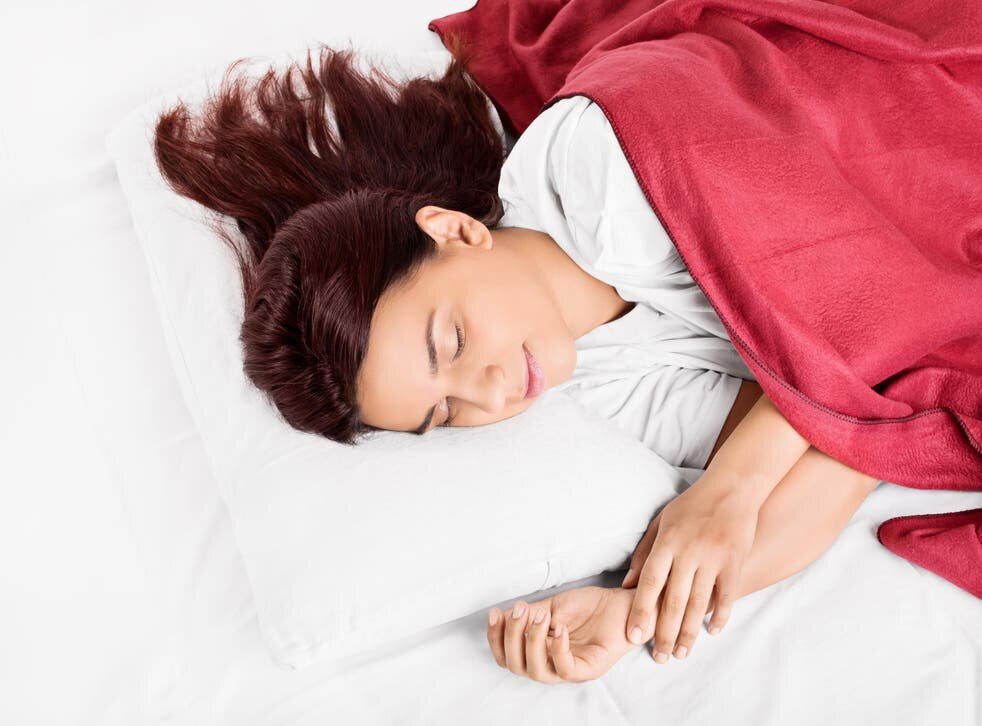 Женщина спит