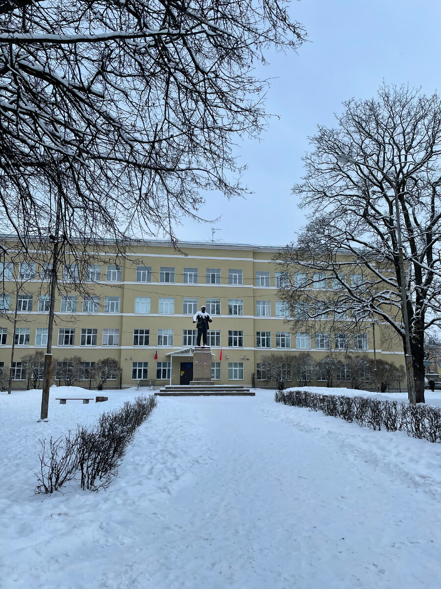 На фоне памятника не администрация, а гимназия)
