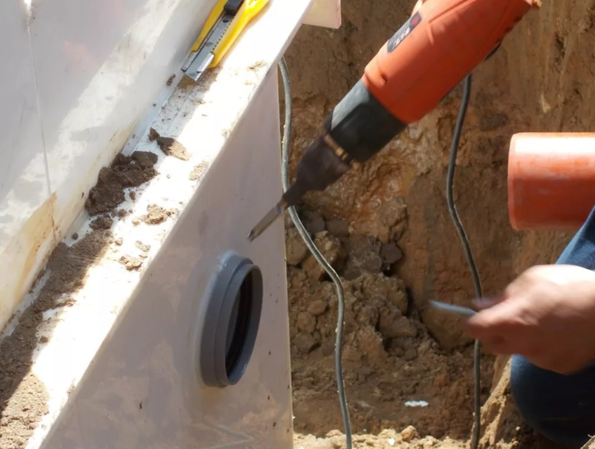 Процесс вварки патрубка в станцию биологической очистки