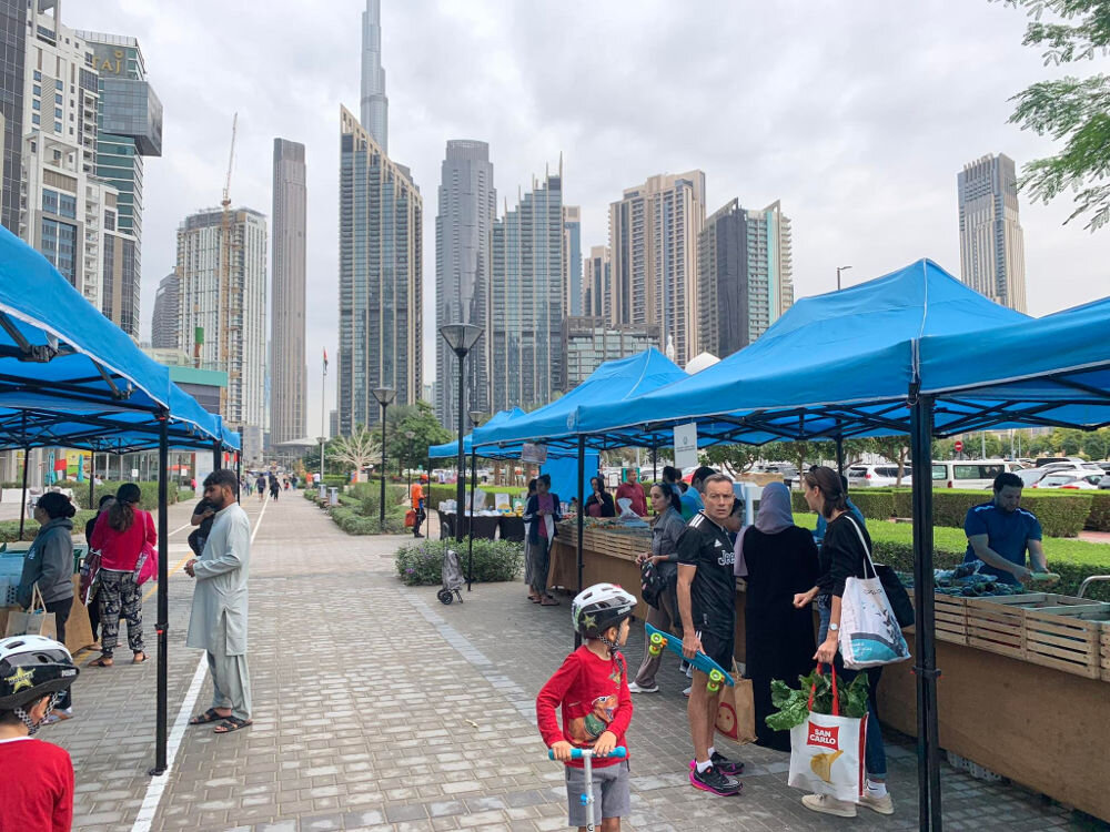 Фермерский рынок в районе Дубая Business Bay на фоне небоскребов Дубая