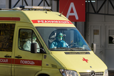    Машина скорой помощи осенью в Москве ©Пелагия Тихонова РИАМО