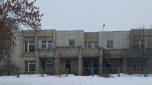     Жителей Набережных Челнов ужаснул внешний вид детского сада № 80 «Реченька». Бывшие воспитанники говорят, что за 25 лет там ни разу не проводился ремонт. Соответствующая публикация появилась в городском сообществе «Набережные Челны Онлайн».