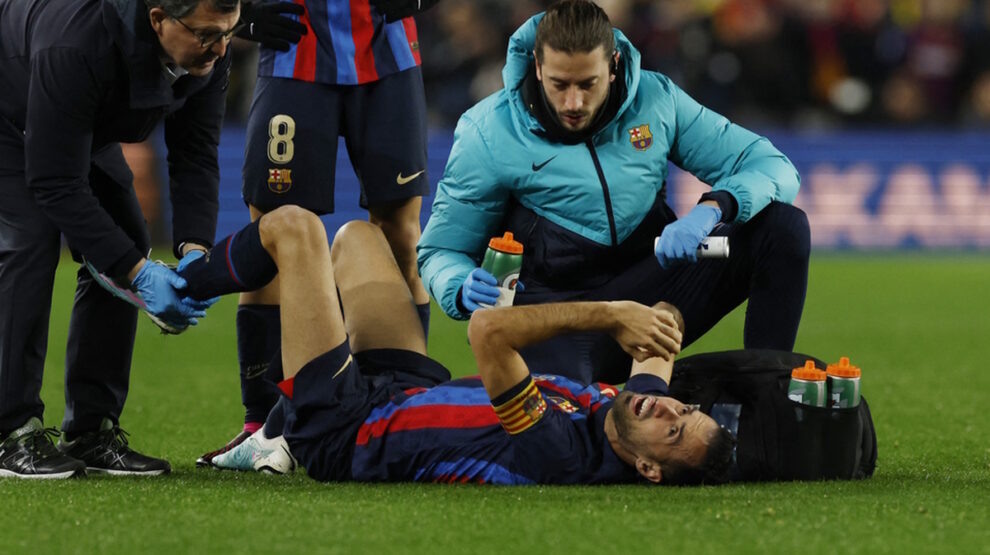    Бускетс из—за травмы в матче «Барселона» — «Севилья» досрочно ушел на отдых. Фото: REUTERS