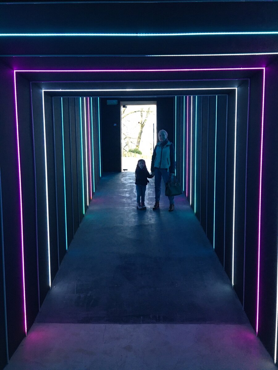 Я с дочкой на входе в "Галерею света"