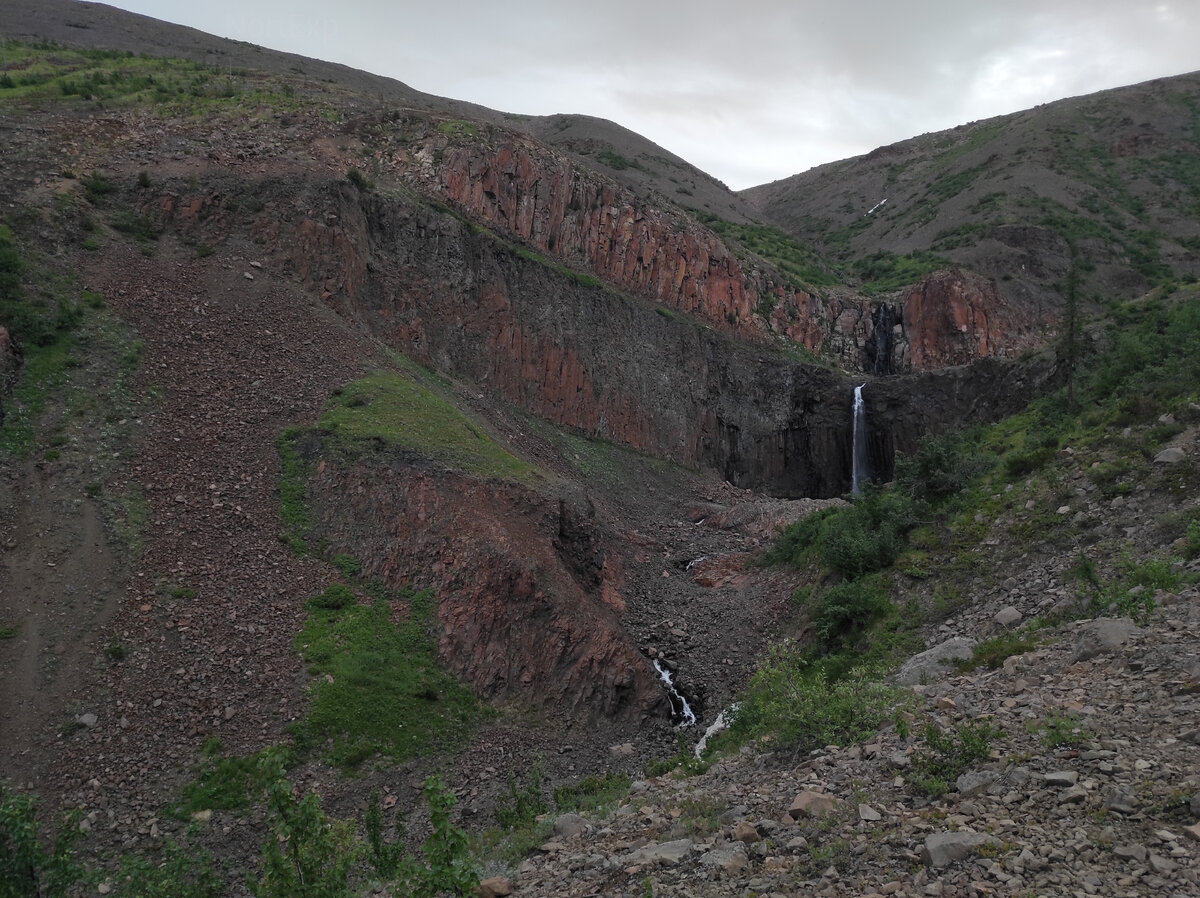 Водопад красные камни Норильск