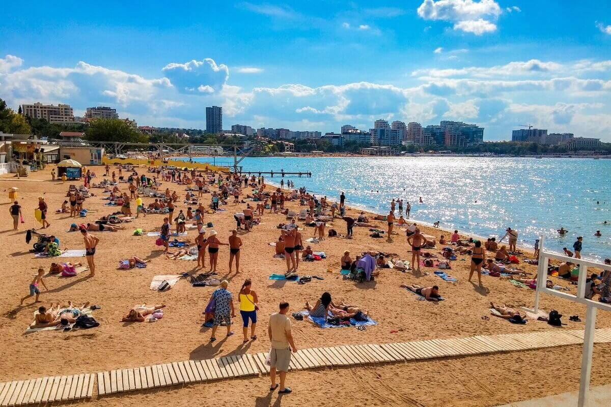  Краткое описание
Вы решили провести свой отпуск в Геленджике? — Тогда вы наверняка слышали про то, как красив этот город с его живописной бухтой, уютной набережной и могучими горами.-2