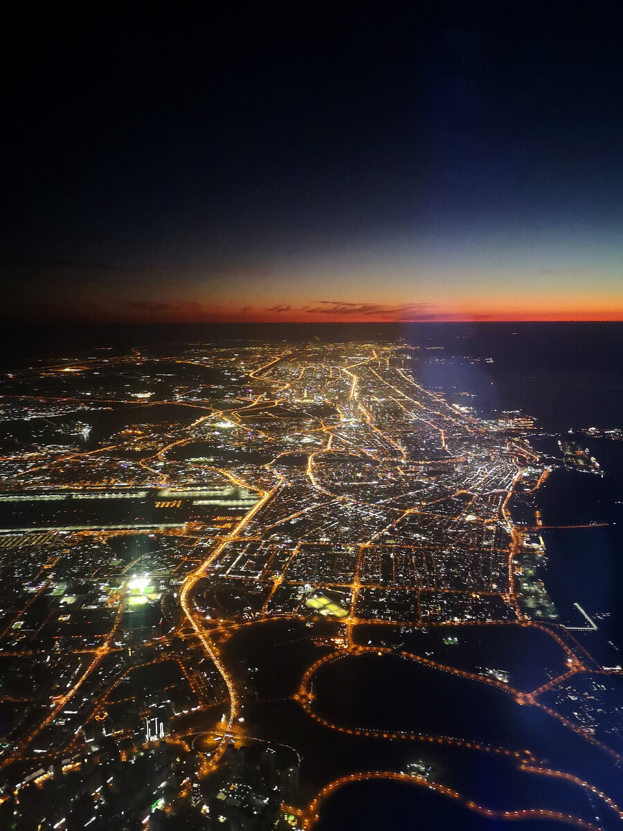 Итак, 5 часов перелёта и мы пролетаем над ночным Дубаем. Сверху видно, что город представляет собой пару параллельных улиц, растянувшихся вдоль побережья на десятки километров. 