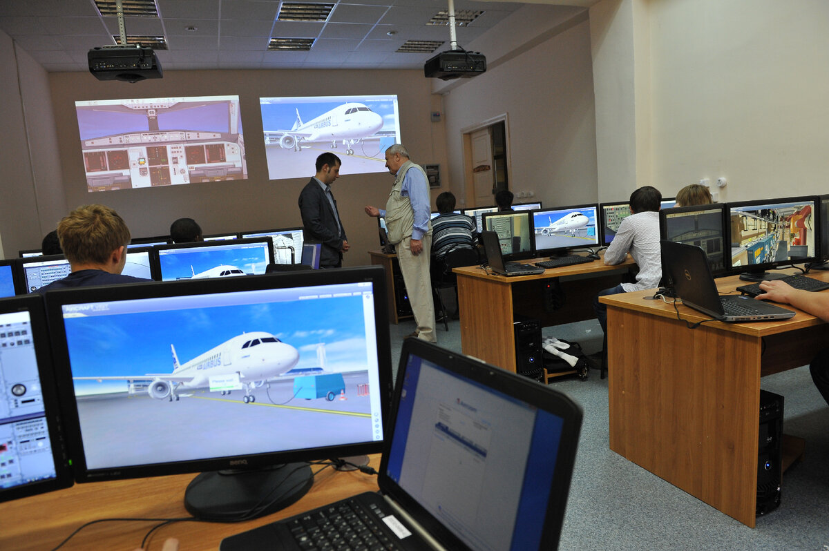 Класс, оборудованный симуляторами по обучению эксплуатации самолётов А320 и Боинга 737