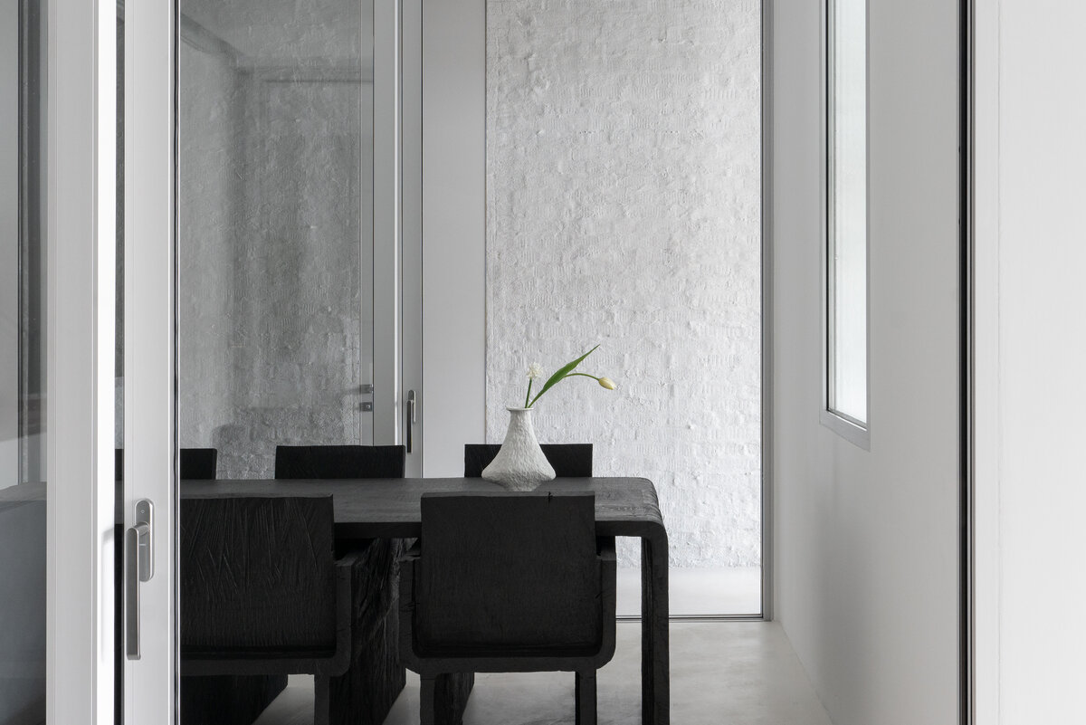 Стол для переговоров.