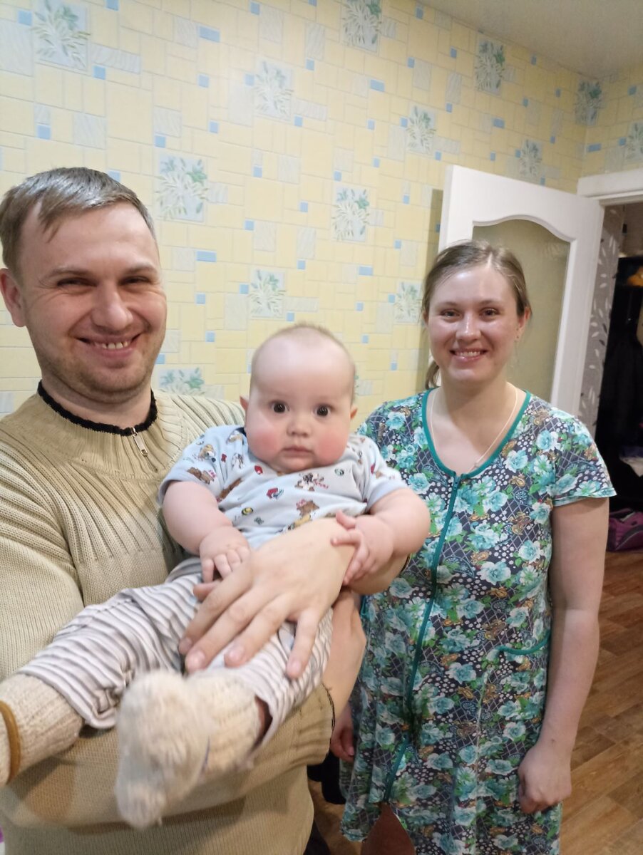 С братом. Здесь вес как раз 80. Растрепанная, но пока ещё счастливая мамочка в декрете. Ещё не знаю, что муженёк для меня уготовил. Совсем скоро начнётся жесть и не будет счастливых глаз. 