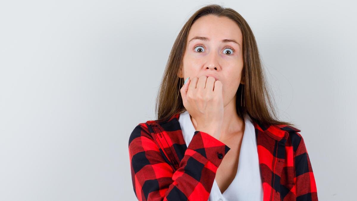    Девушка грызет ногти:freepik.com