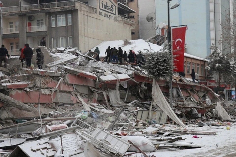     В Турции продолжаются поиски людей, пропавших после волны землетрясений. Фото: Reuters