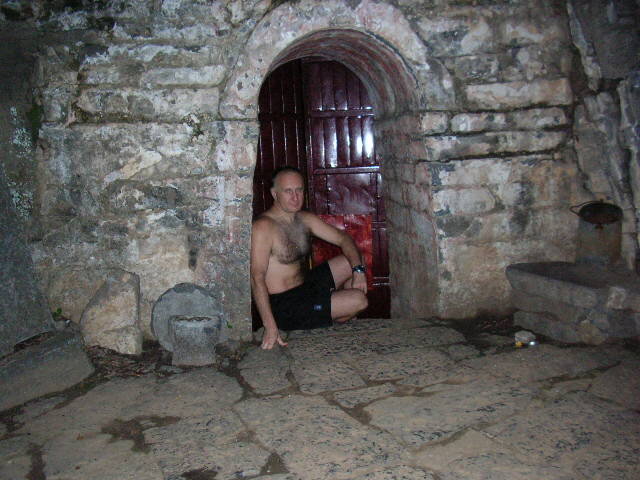 В первые годы, когда я приезжал в Шаолинь, можно было забраться на гору и практиковать в пещере Дамо (Бодхидхармы) хоть целую ночь. Позже пещеру закрыли на замок.