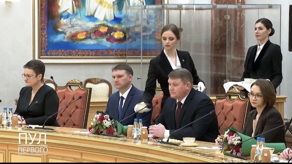     Лукашенко угощал учёных макаронами и чаем, который присылает Си Цзиньпин. Фото: скриншот с видео, опубликованного в телеграм-канале «Пул Первого»