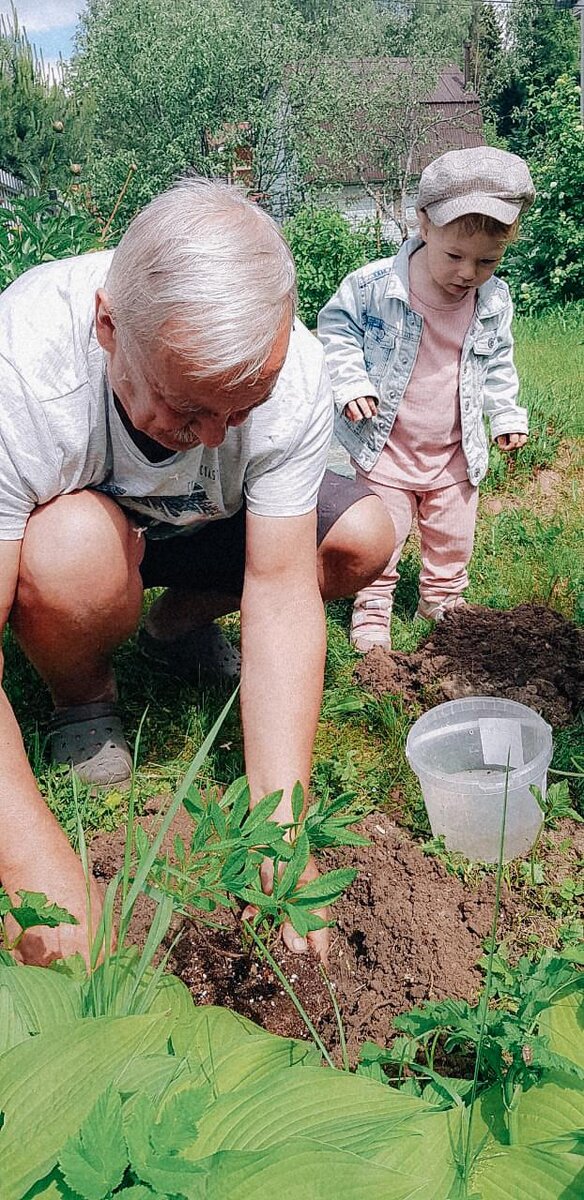 Дедушка уже ждет помощницу)